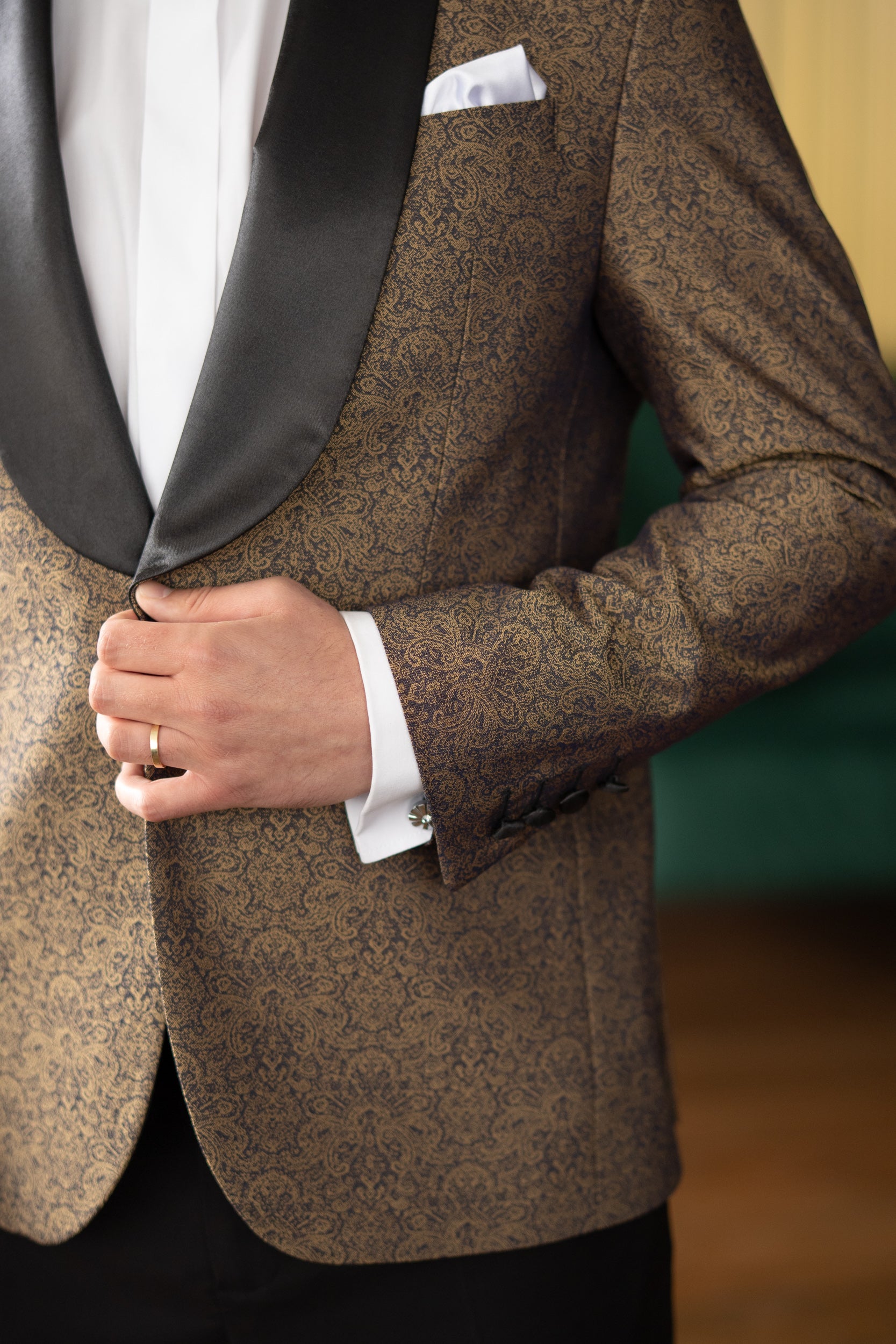 Costum ceremonie brocard auriu rever sal