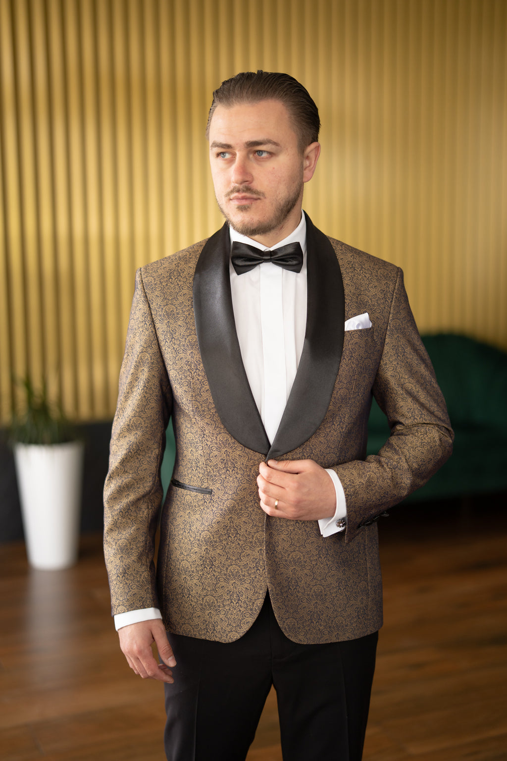 Costum ceremonie brocard auriu rever sal