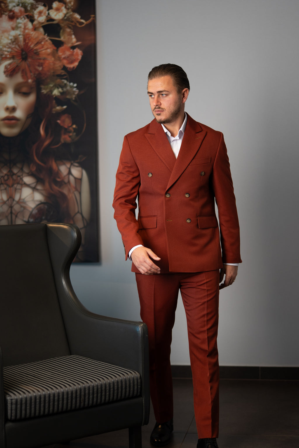 Costum barbati maro caramiziu la doua randuri de nasturi