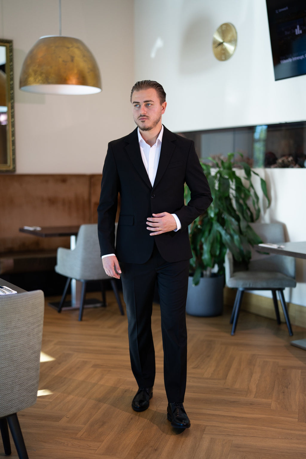 Costum barbati negru rever crestat