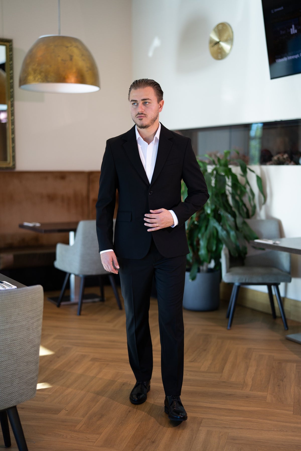 Costum barbati negru rever crestat