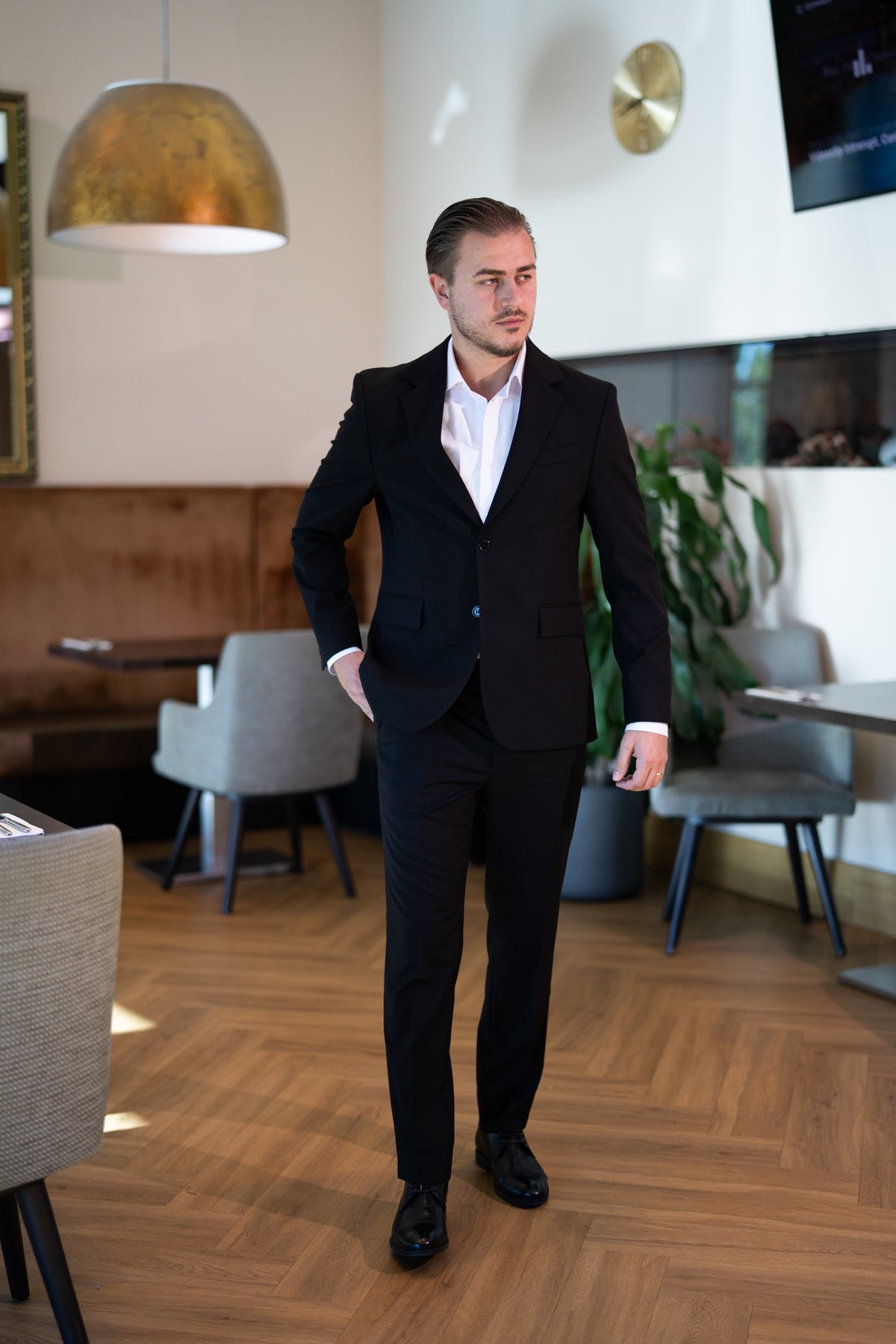 Costum barbati negru rever crestat