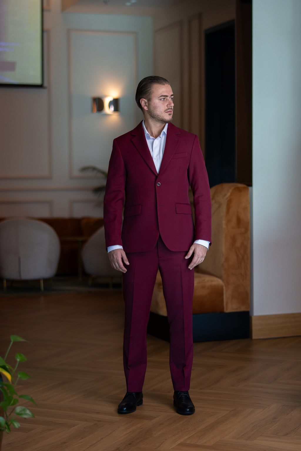 Costum barbati burgundy rever crestat