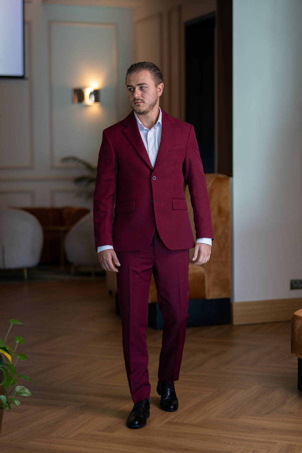 Costum barbati burgundy rever crestat