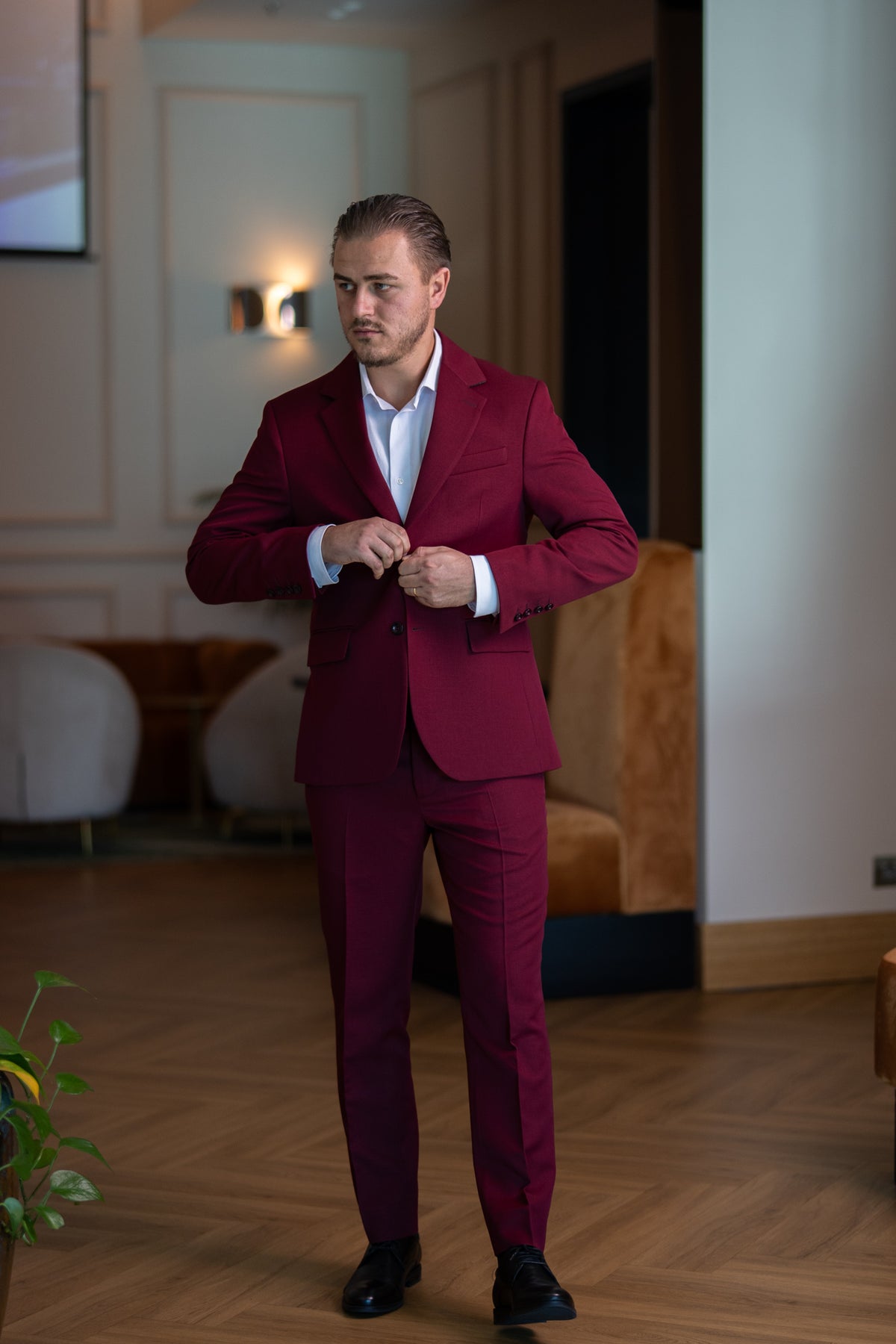 Costum barbati burgundy rever crestat