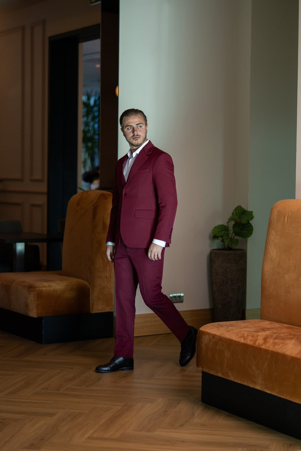 Costum barbati burgundy rever crestat