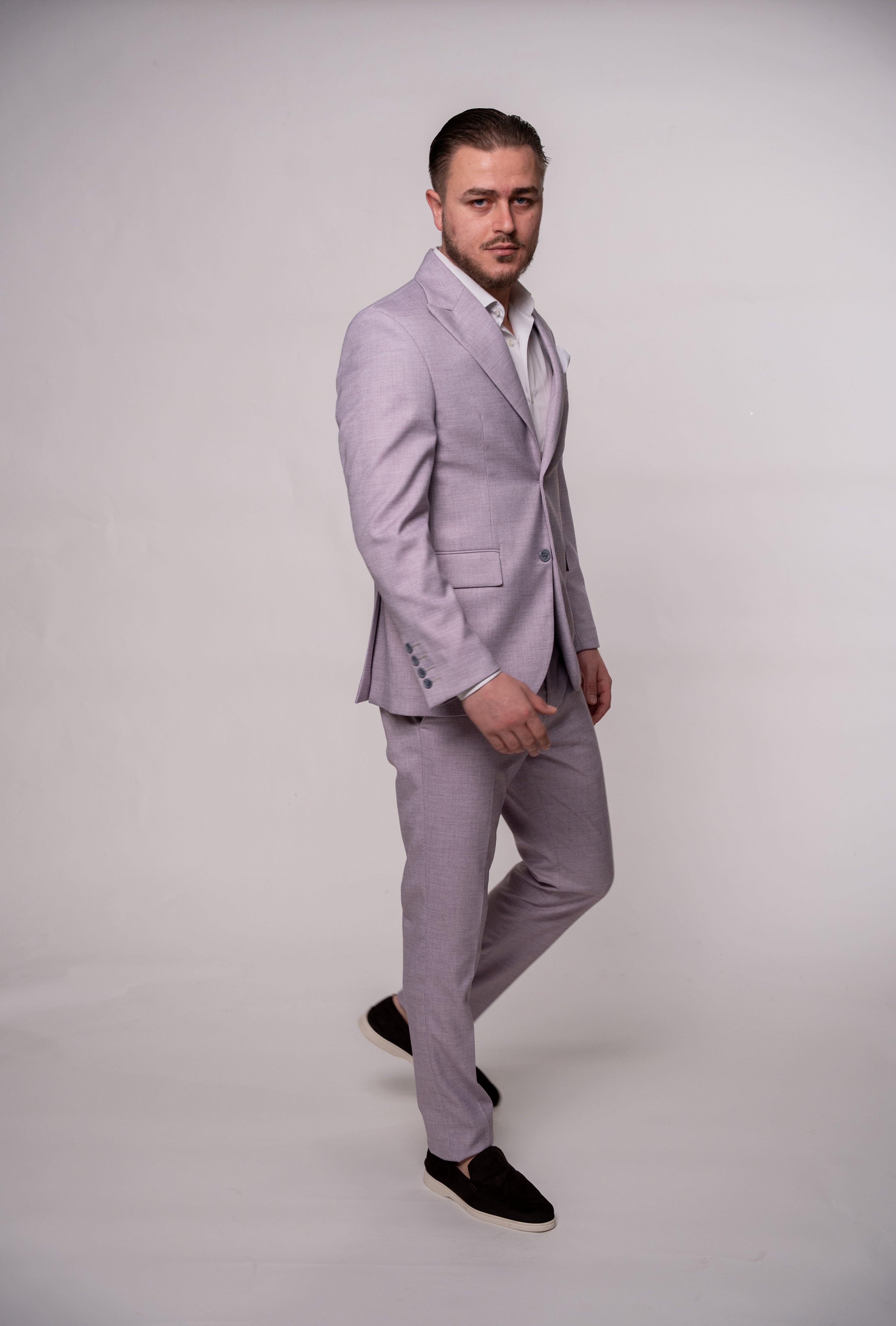 Costum barbati roz deschis