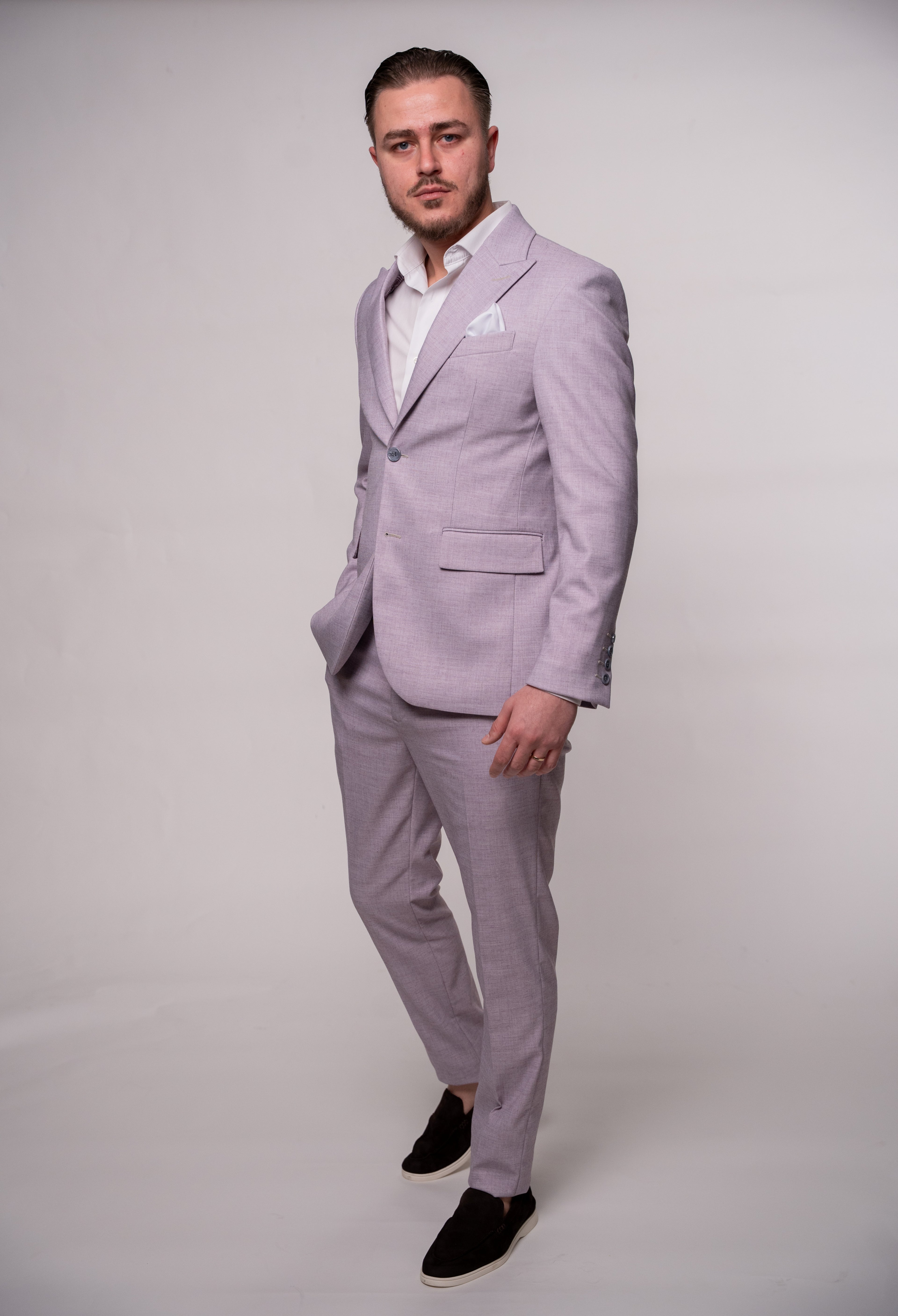 Costum barbati roz deschis