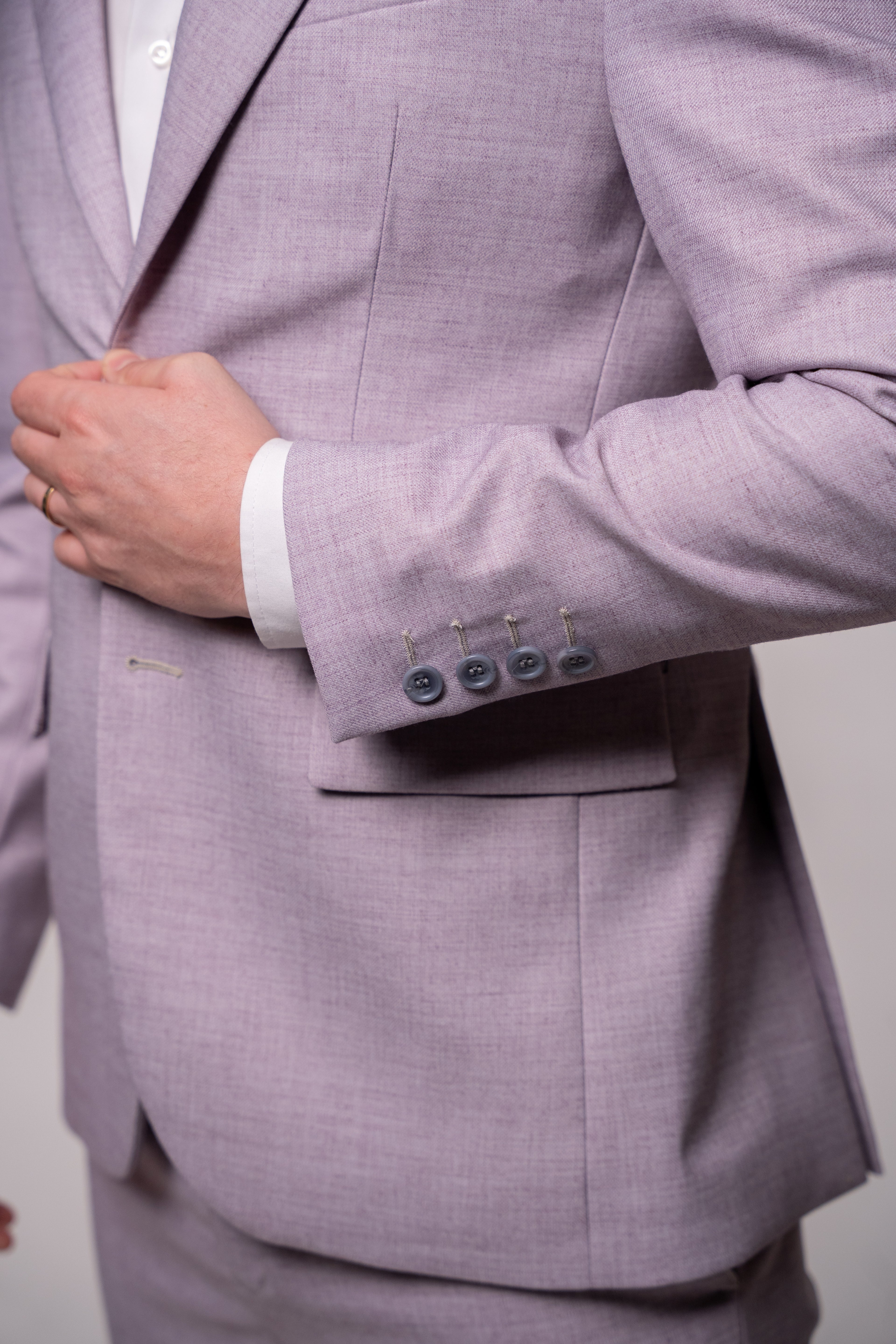 Costum barbati roz deschis