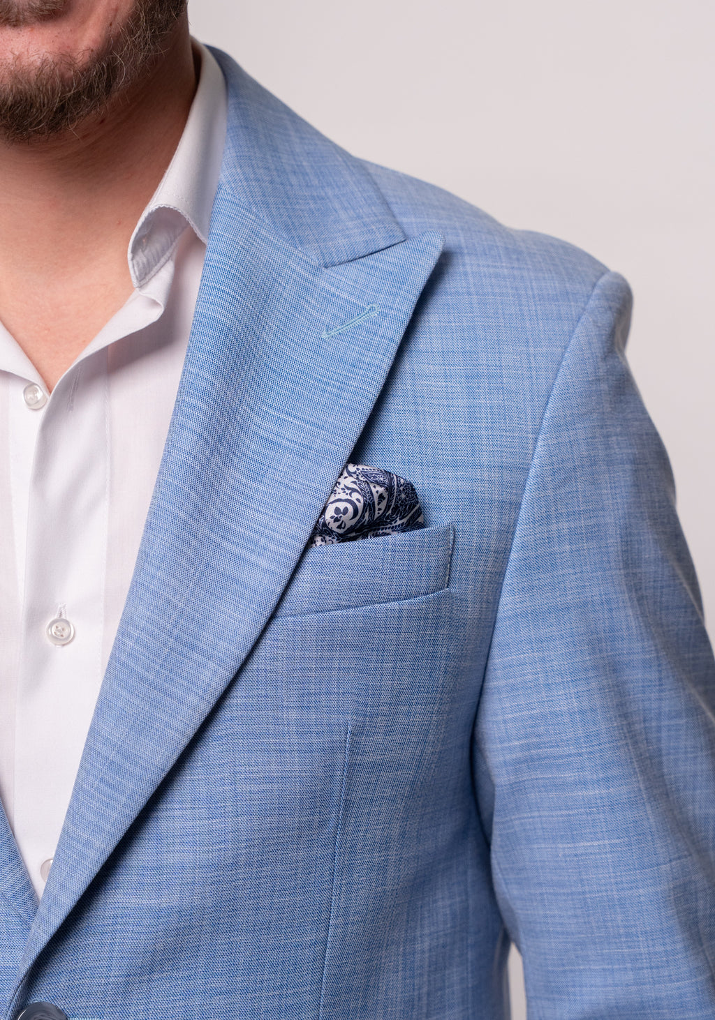 Light blue tailored fit Tinuta Solaro suit by CoutureforGentlemen, shown on a mannequin with a crisp shirt and matching trousers.