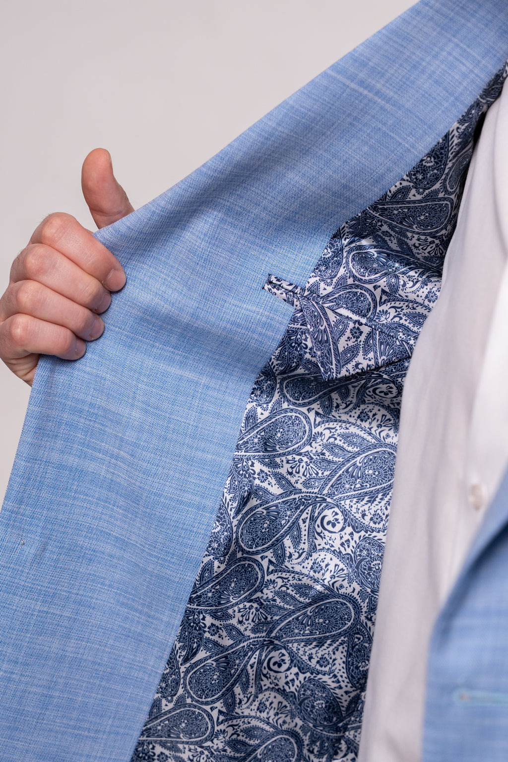 Light blue tailored fit suit jacket, Tinuta Solaro, from CoutureforGentlemen, shown in image DSC4248.jpg.