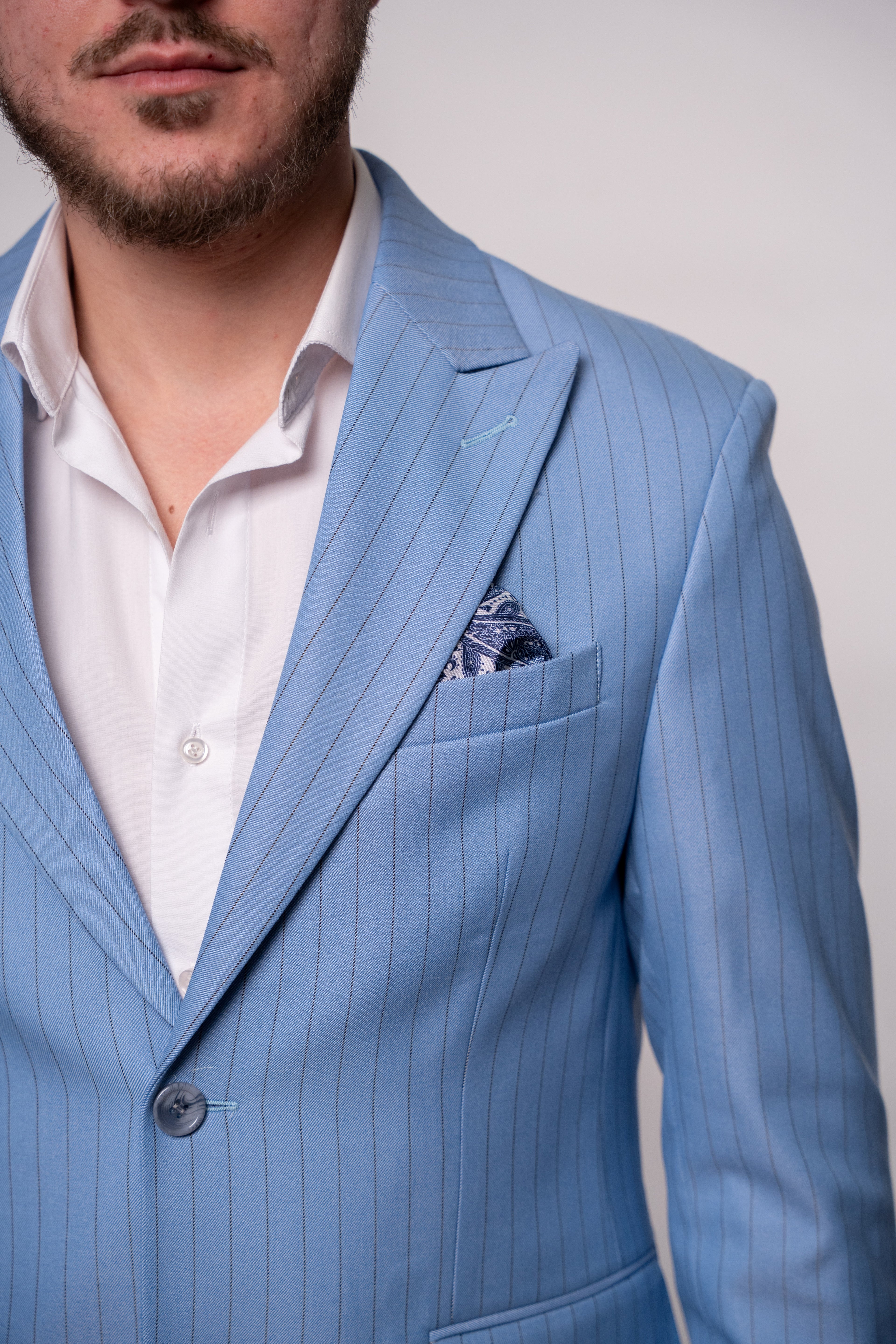 Light blue men's striped costume jacket with subtle vertical lines, stylish and tailored for a sophisticated look.