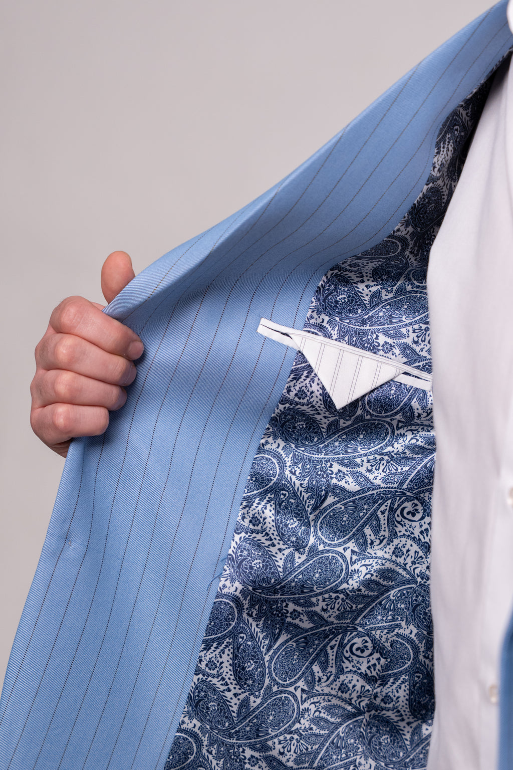 Light blue men's striped costume jacket featuring subtle vertical stripes, stylish and tailored for a sophisticated look.