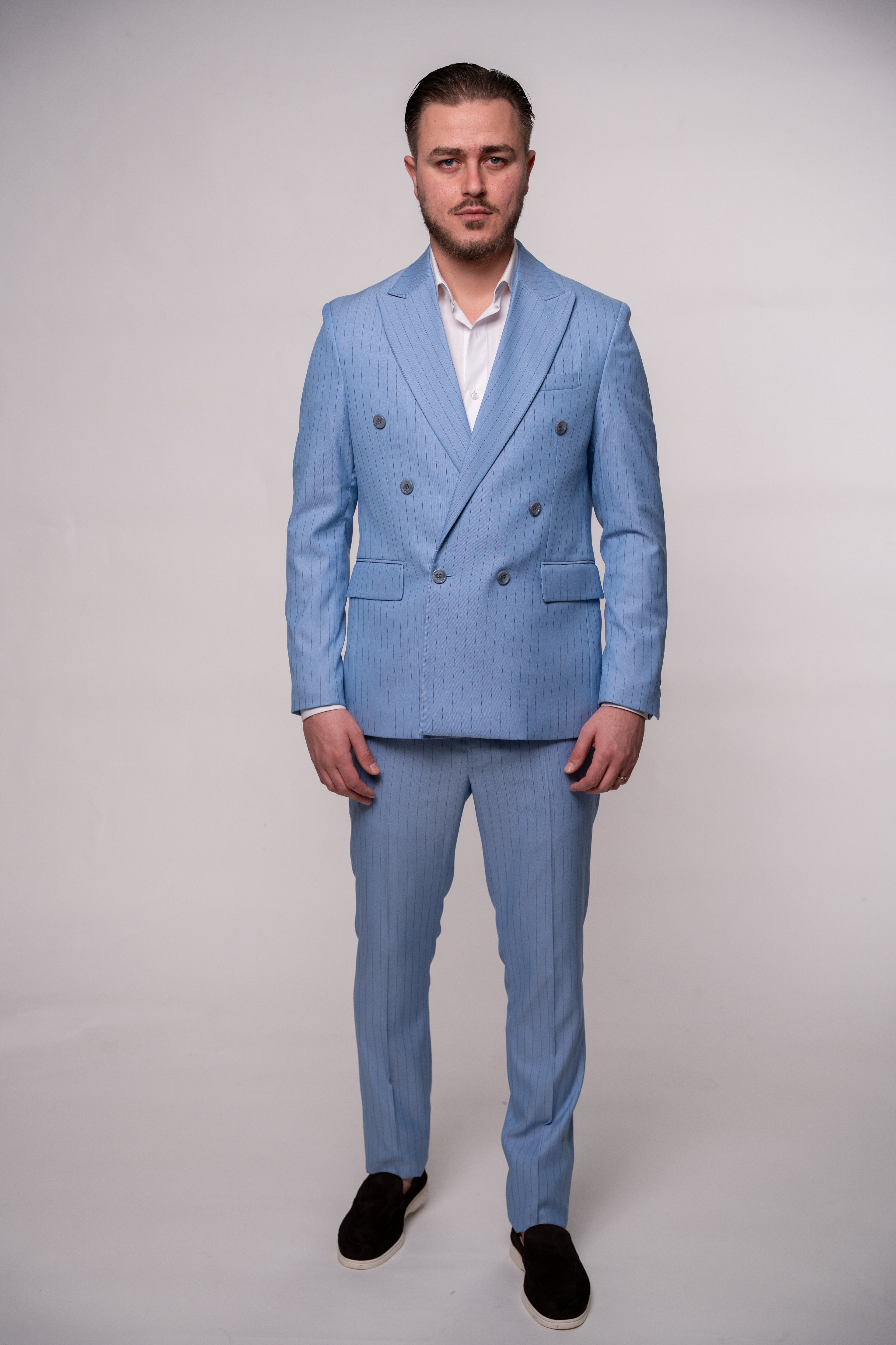 Costum la doua randuri de nasturi albastru deschis dungi