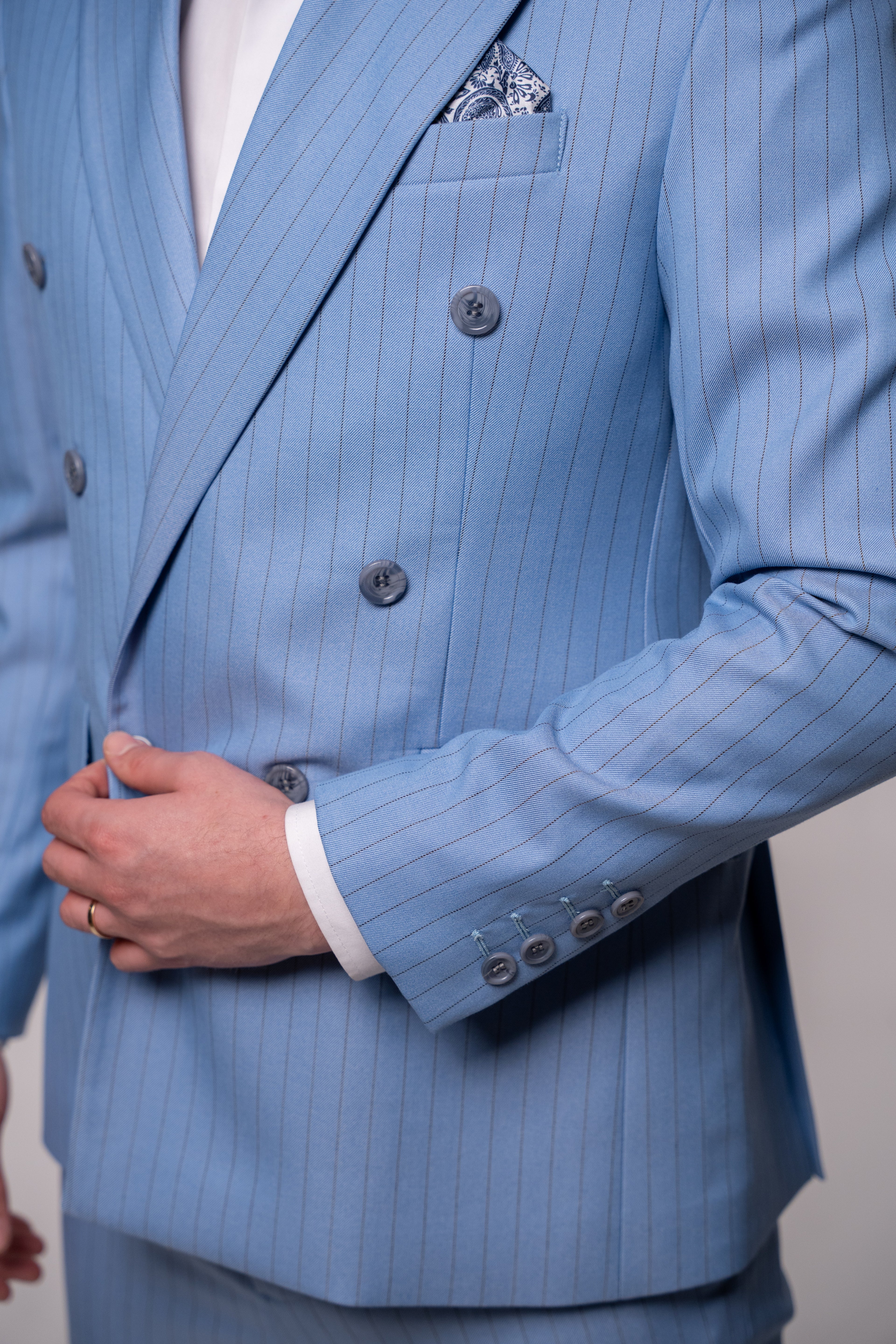 Costum la doua randuri de nasturi albastru deschis dungi