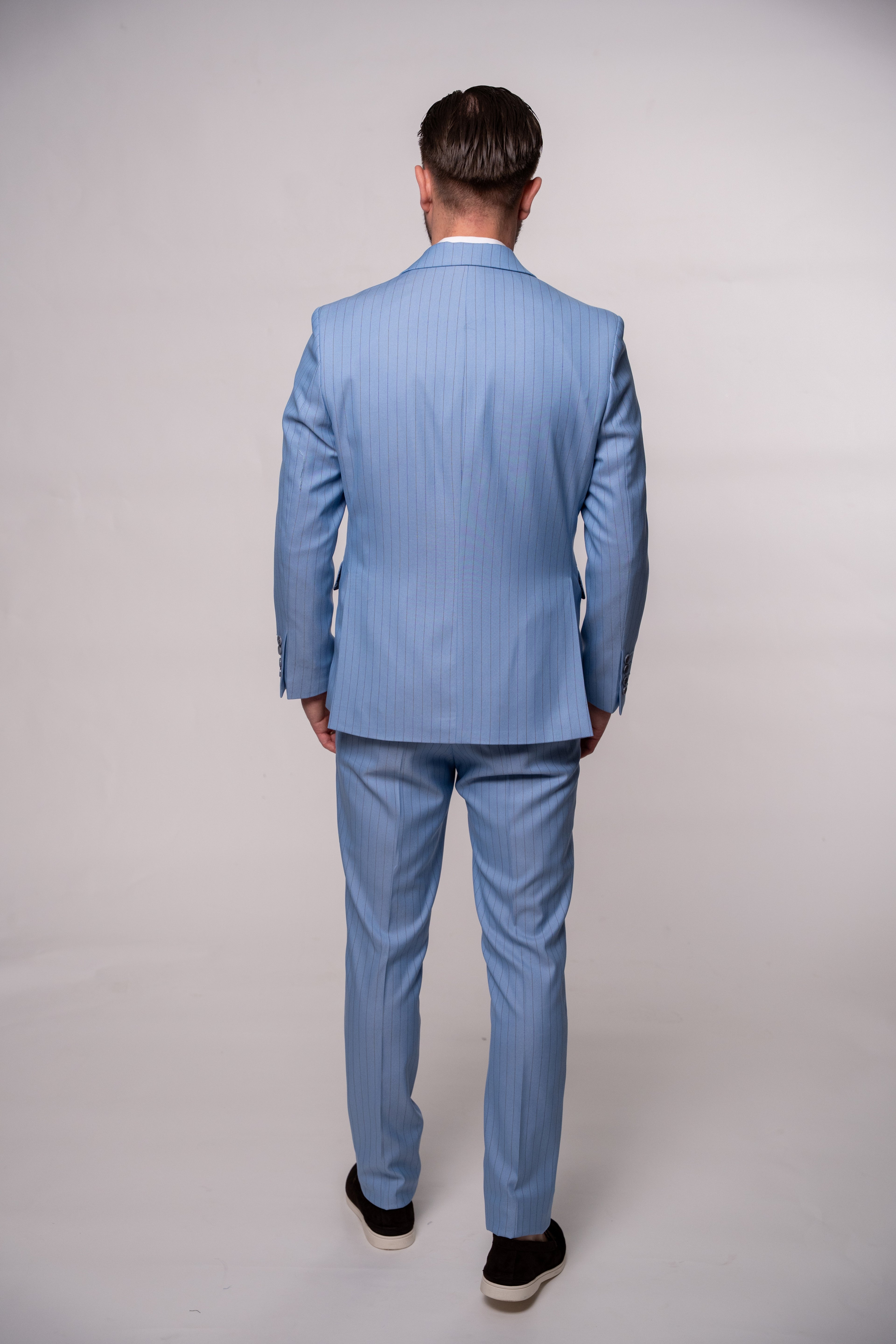 Costum la doua randuri de nasturi albastru deschis dungi