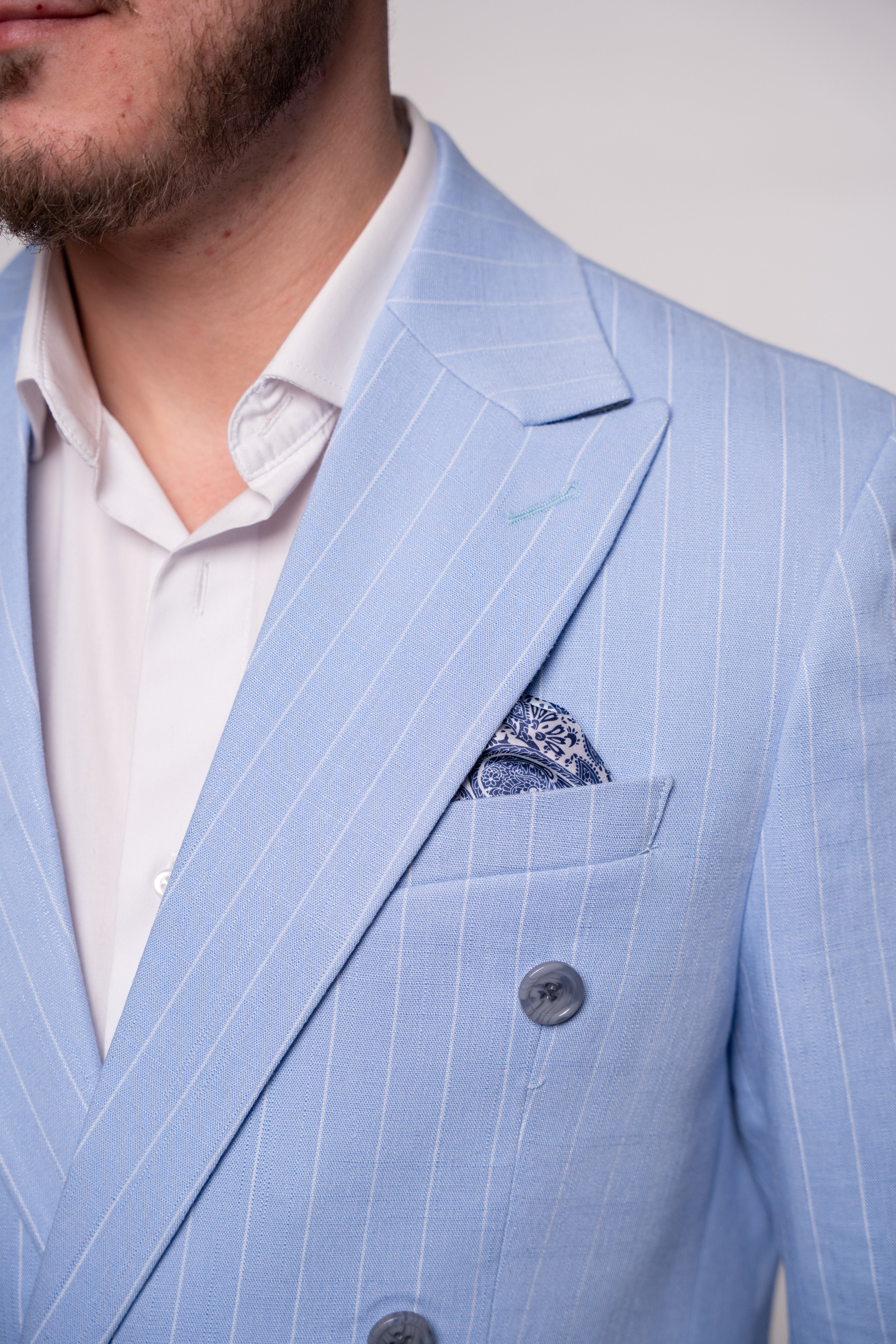 Costum la doua randuri de nasturi din in baby blue dungi