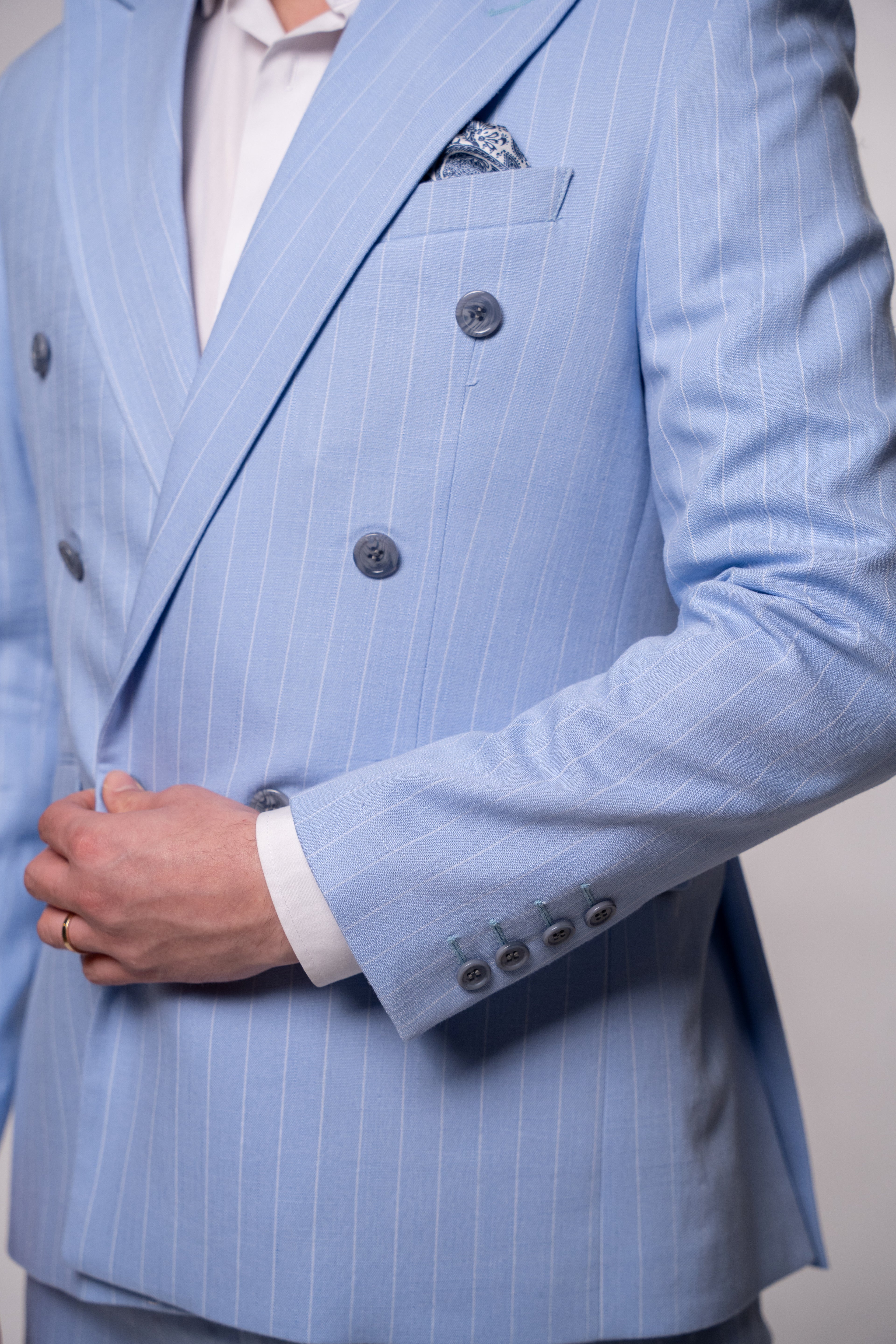 Costum la doua randuri de nasturi din in baby blue dungi