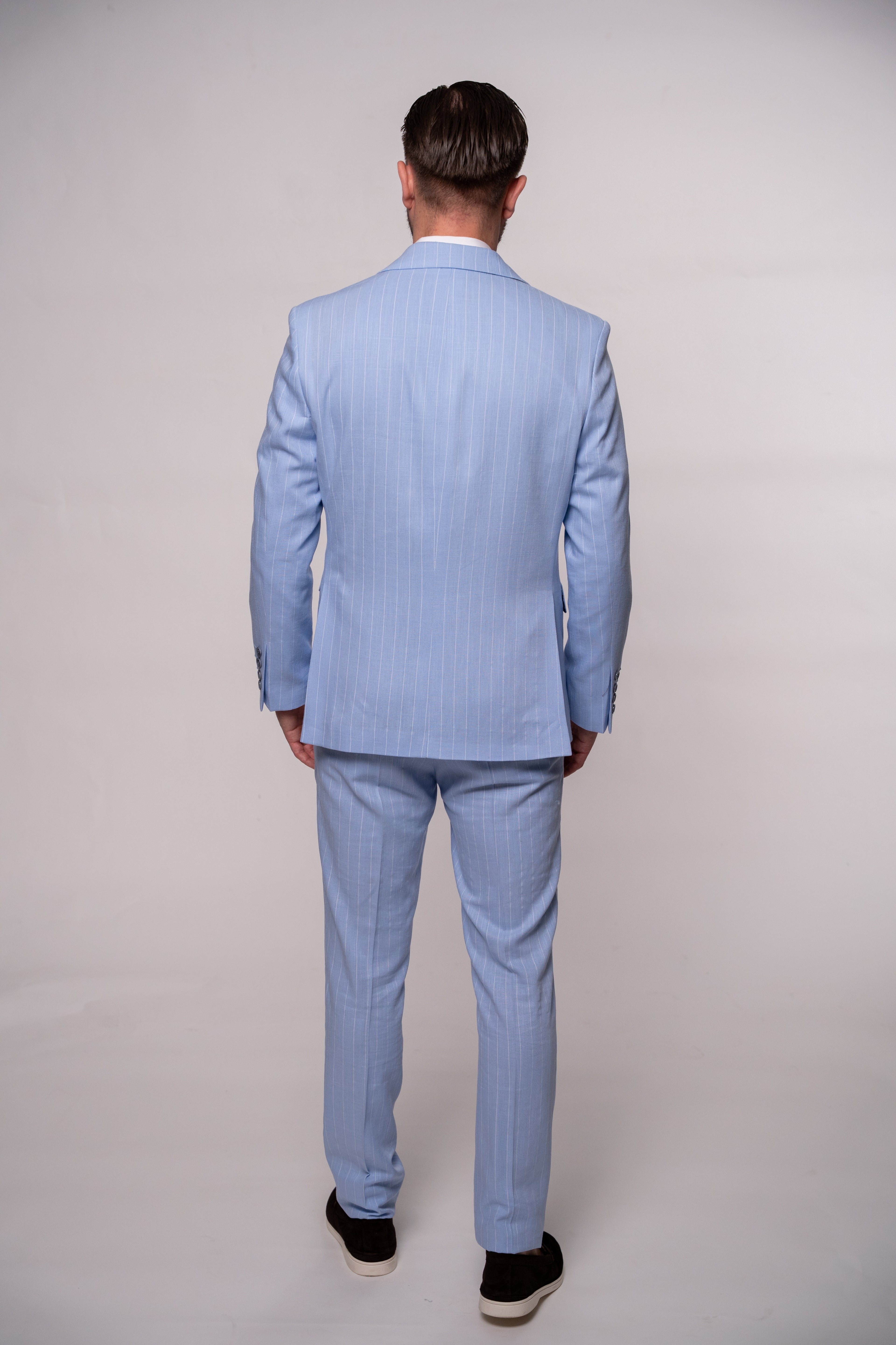 Costum la doua randuri de nasturi din in baby blue dungi