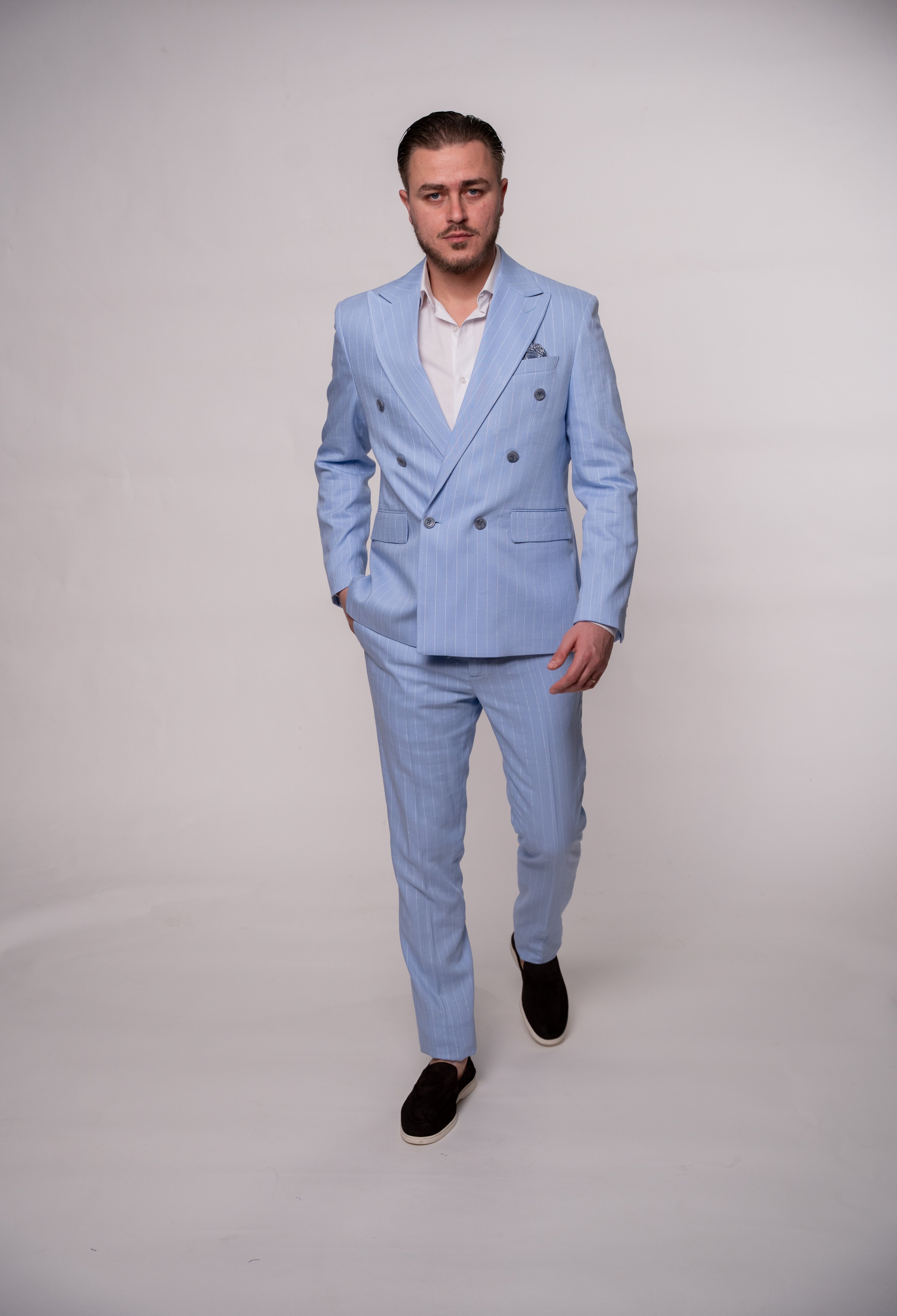 Costum la doua randuri de nasturi din in baby blue dungi