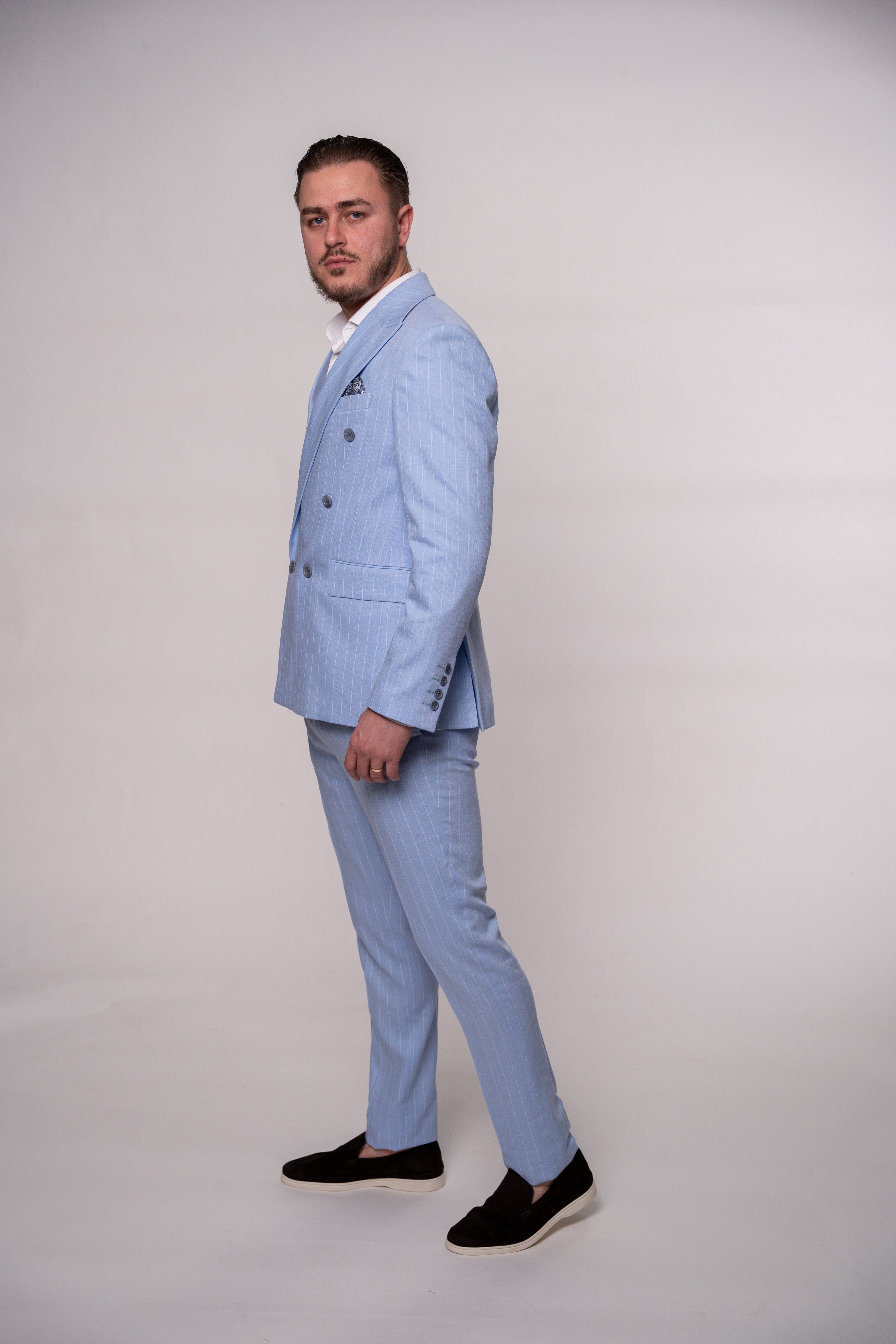 Costum la doua randuri de nasturi din in baby blue dungi