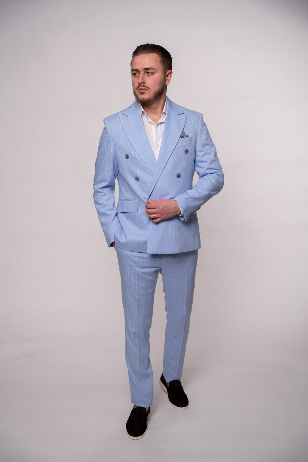 Costum la doua randuri de nasturi din in baby blue dungi