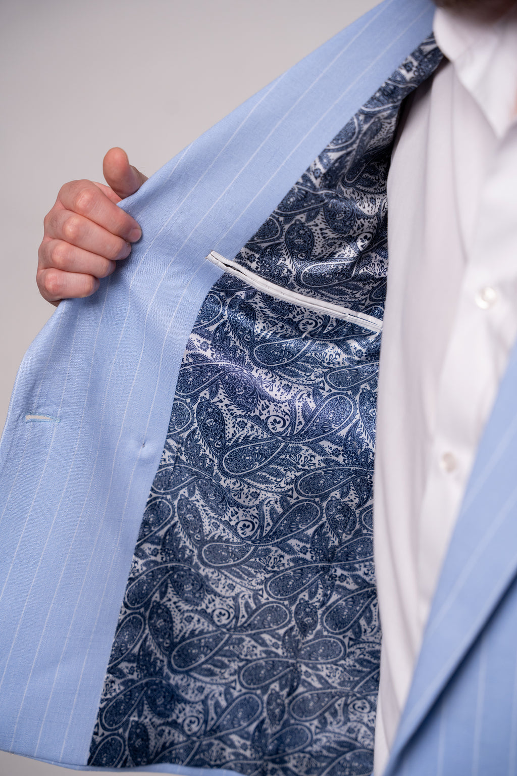 Costum la doua randuri de nasturi din in baby blue dungi