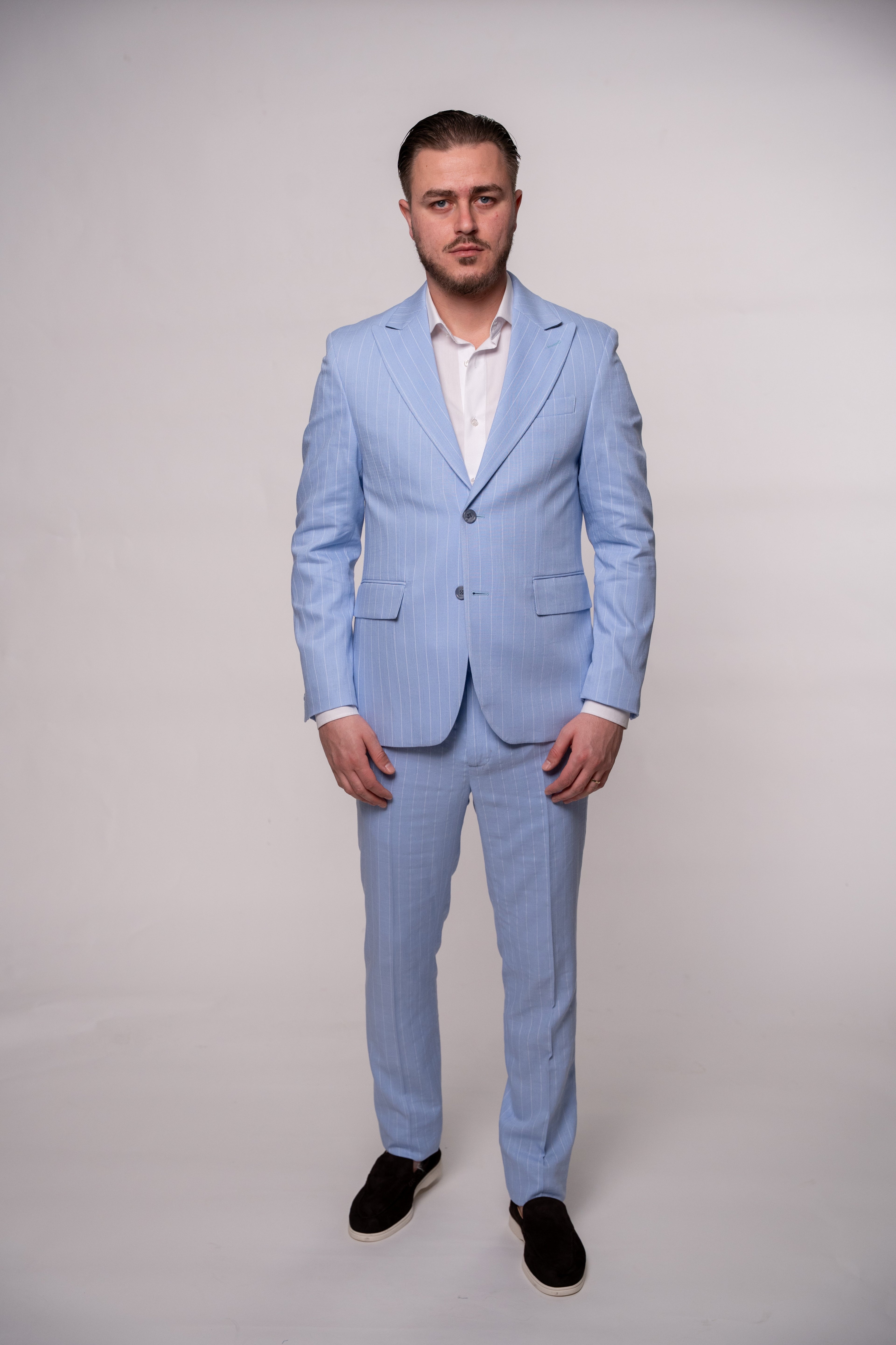 Costum barbati din in baby blue dungi