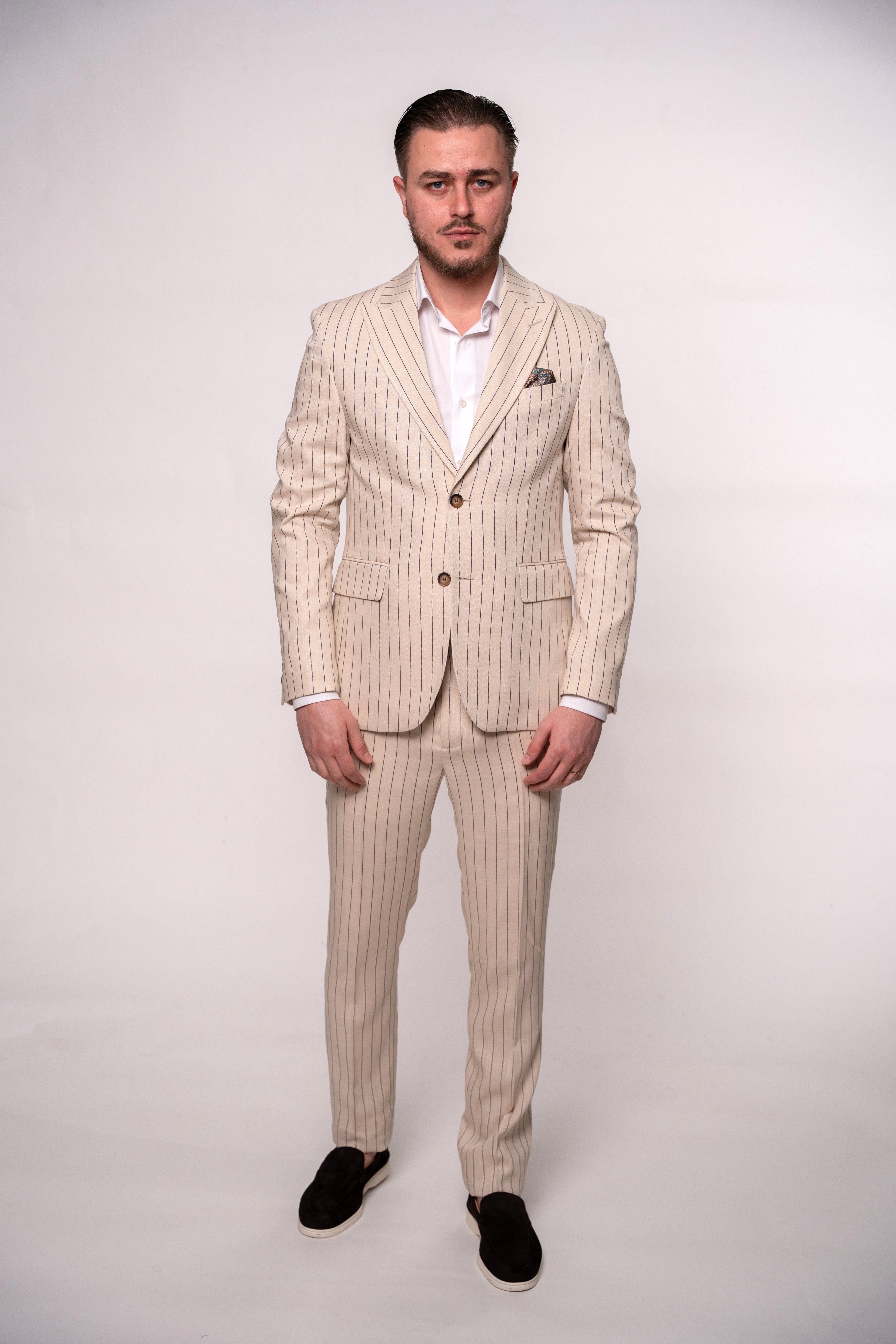 Costum barbati din in bej dungi