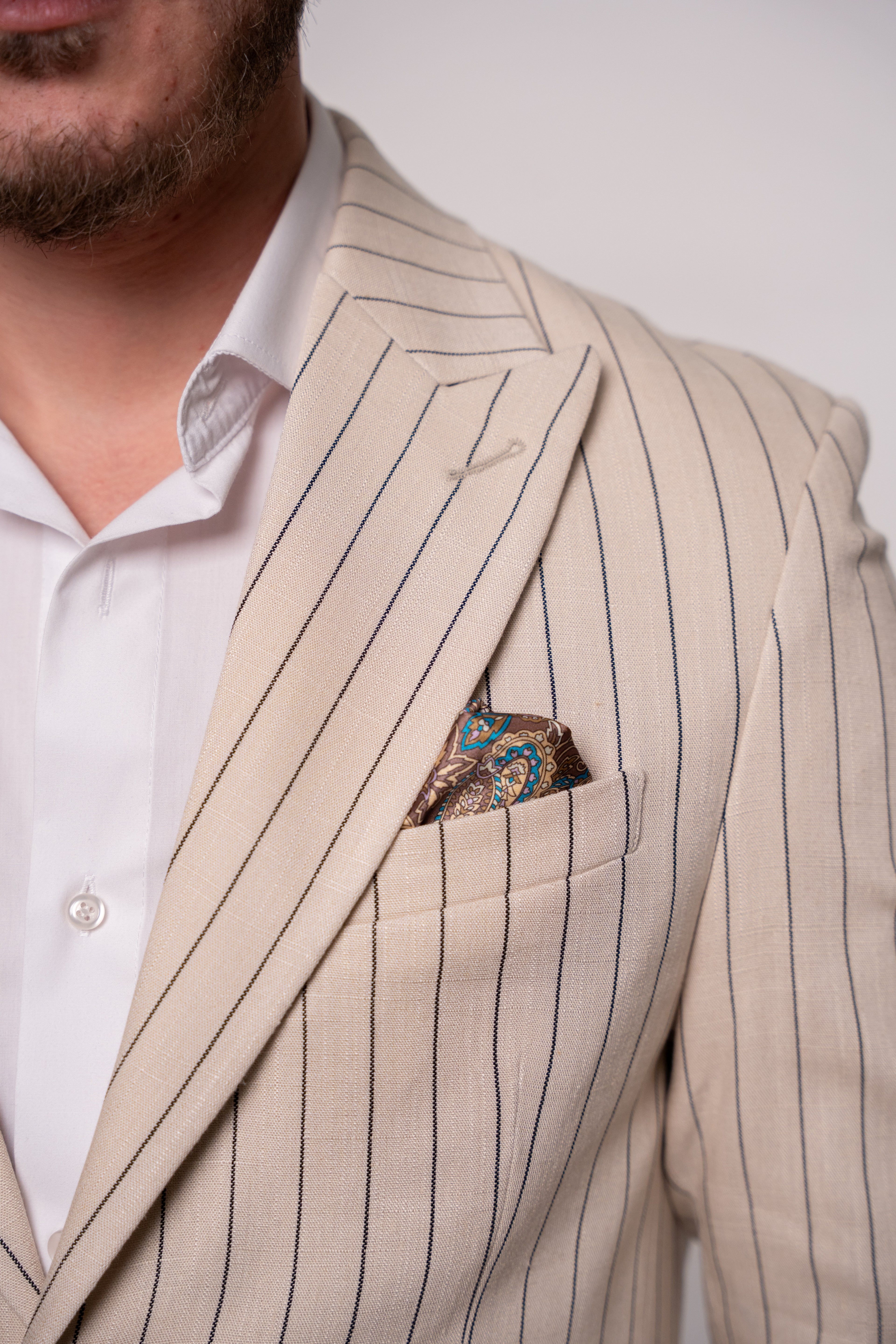 Costum barbati din in bej dungi