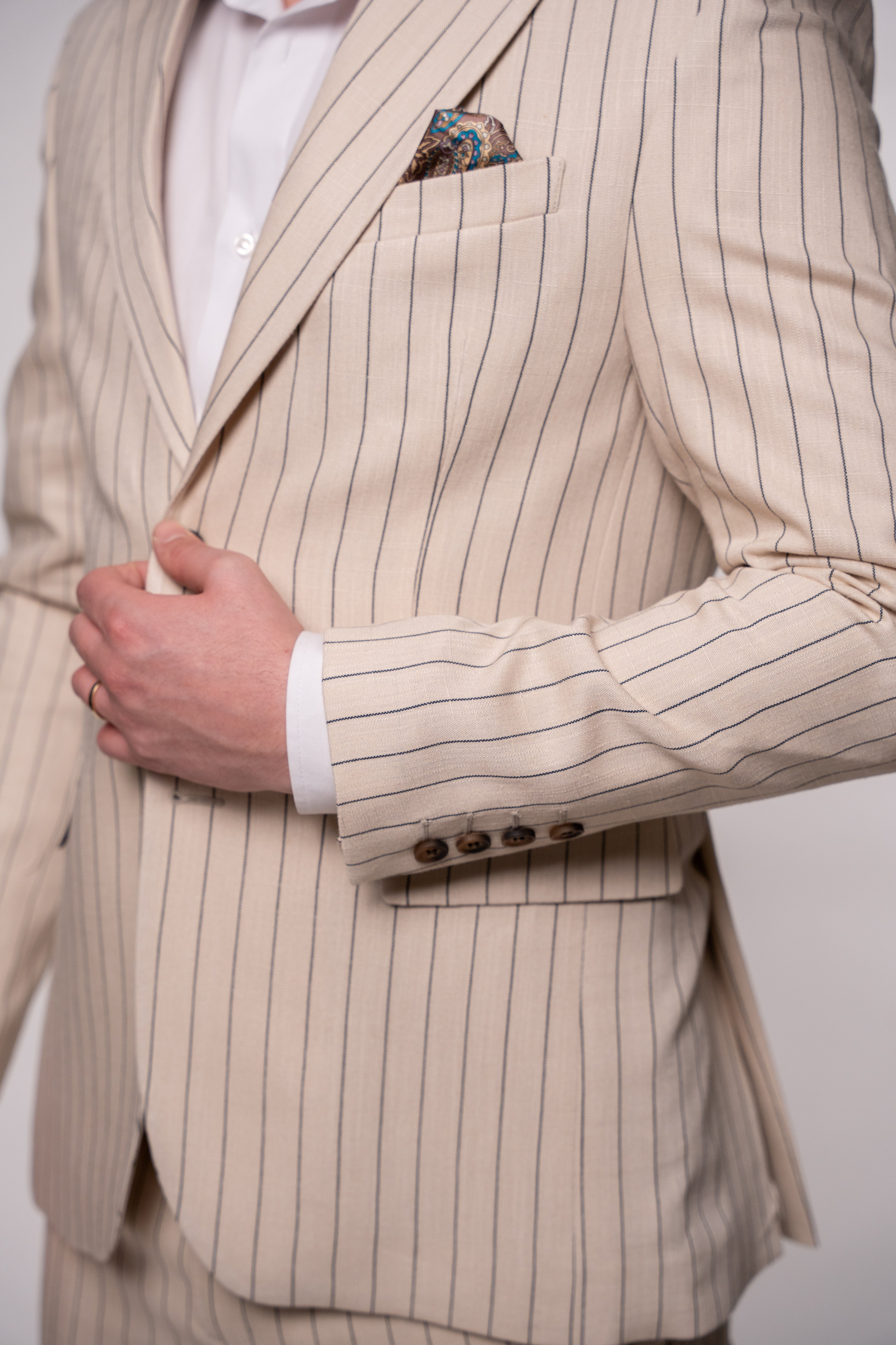 Costum barbati din in bej dungi