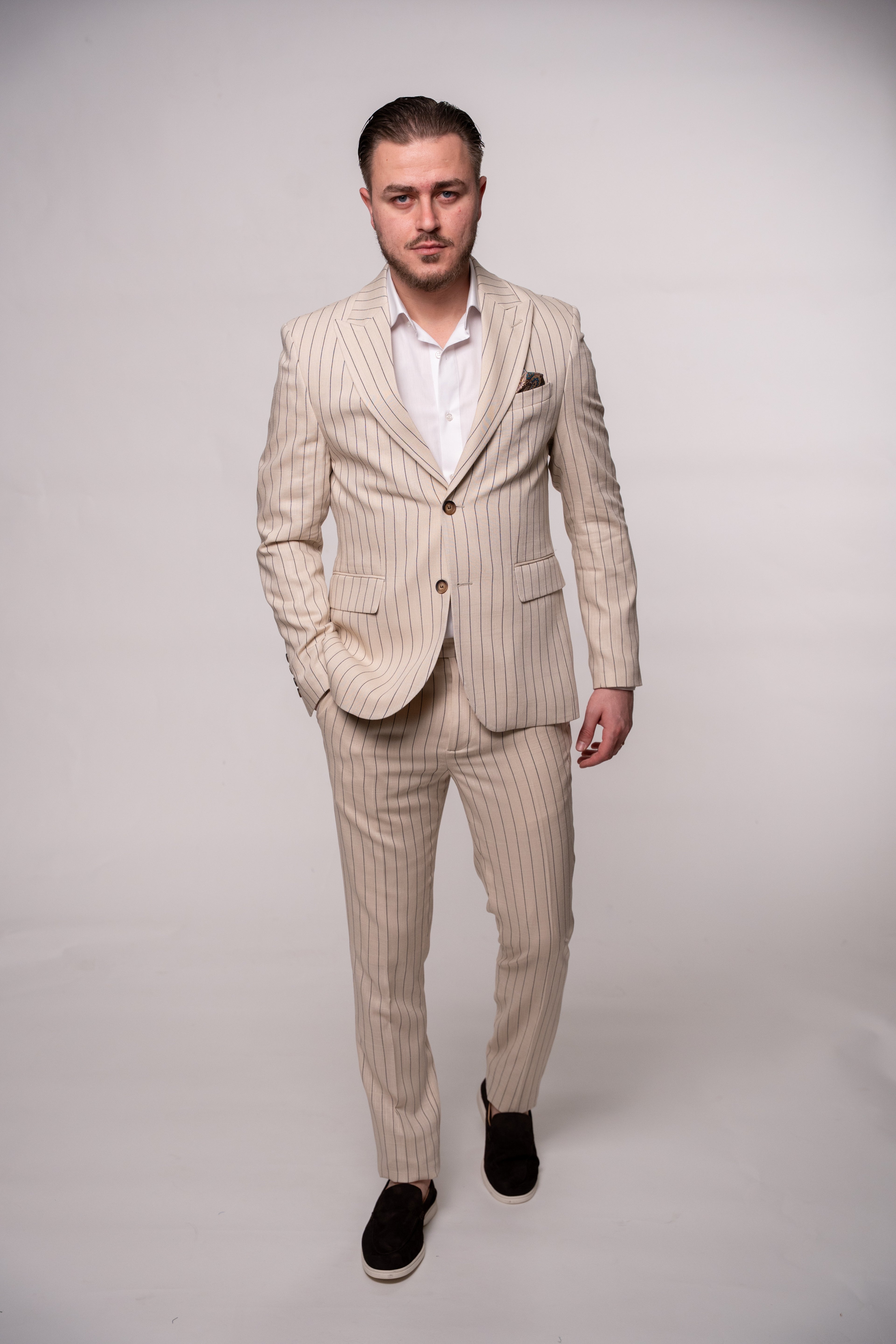 Costum barbati din in bej dungi