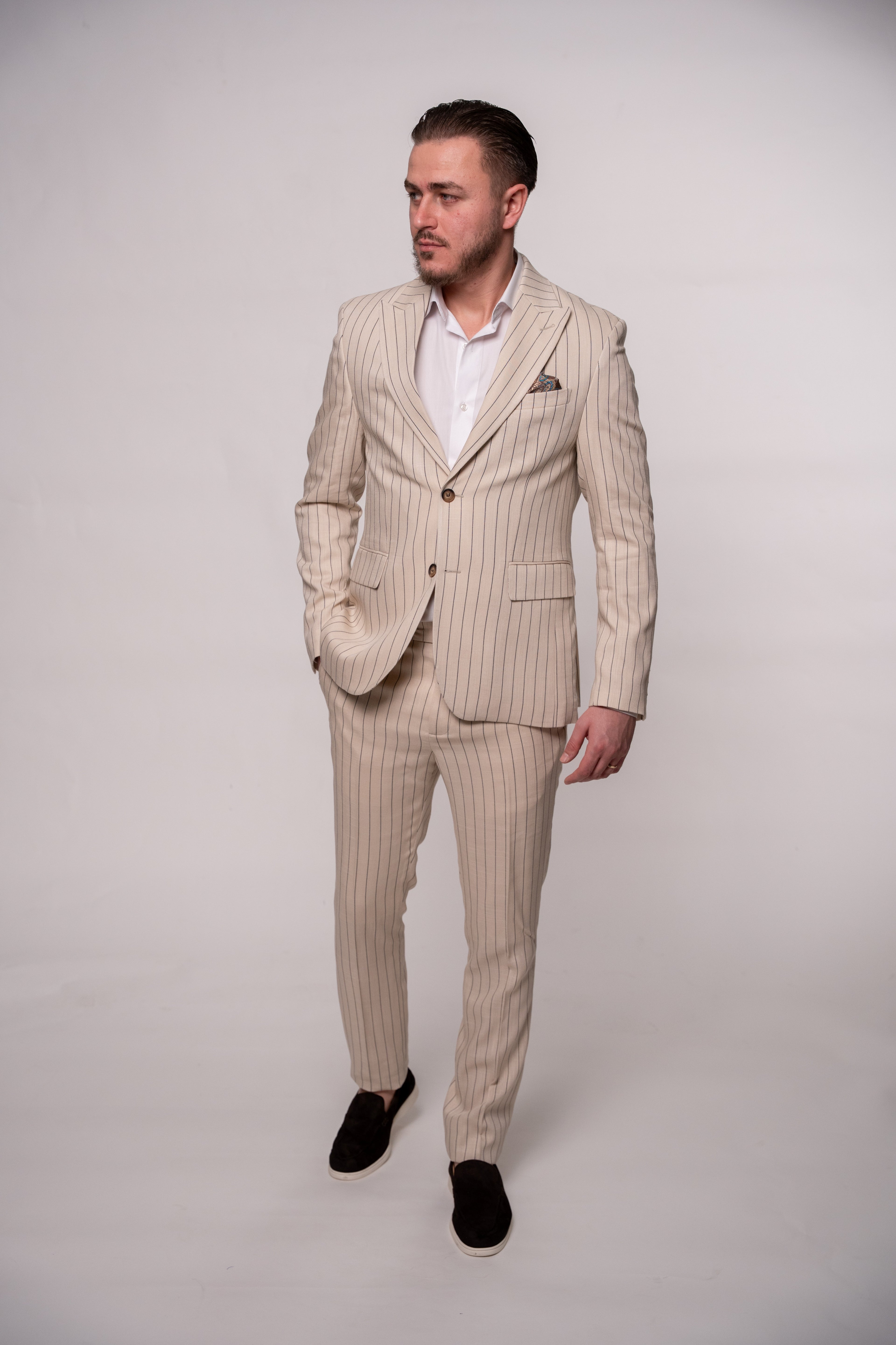 Costum barbati din in bej dungi