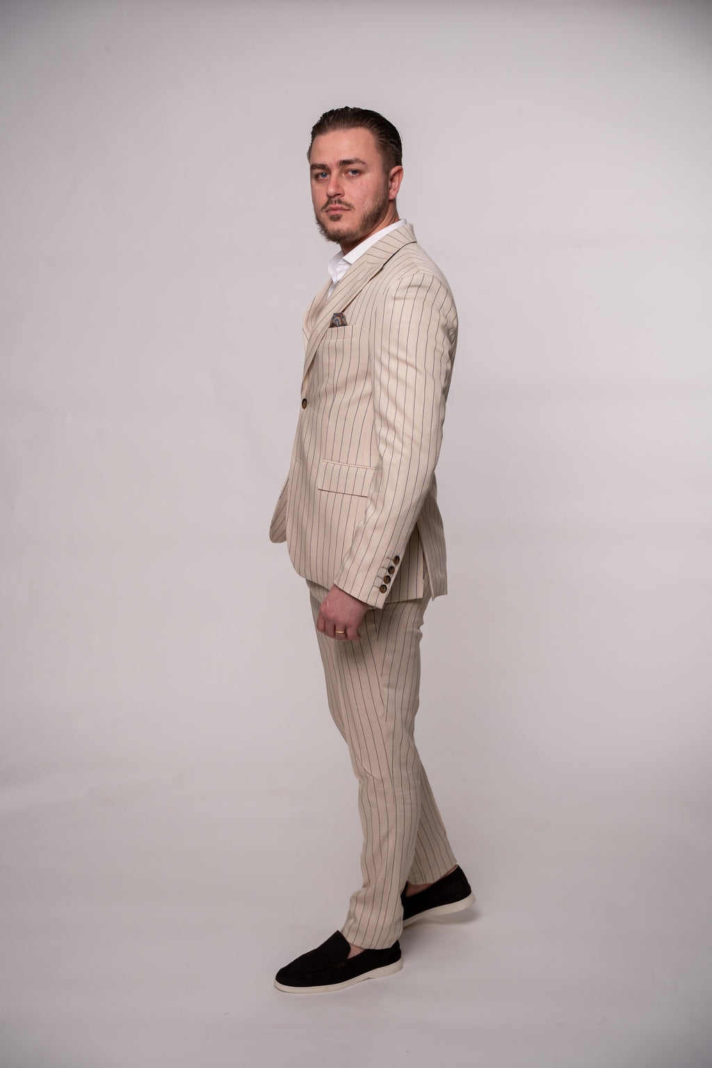 Costum barbati din in bej dungi