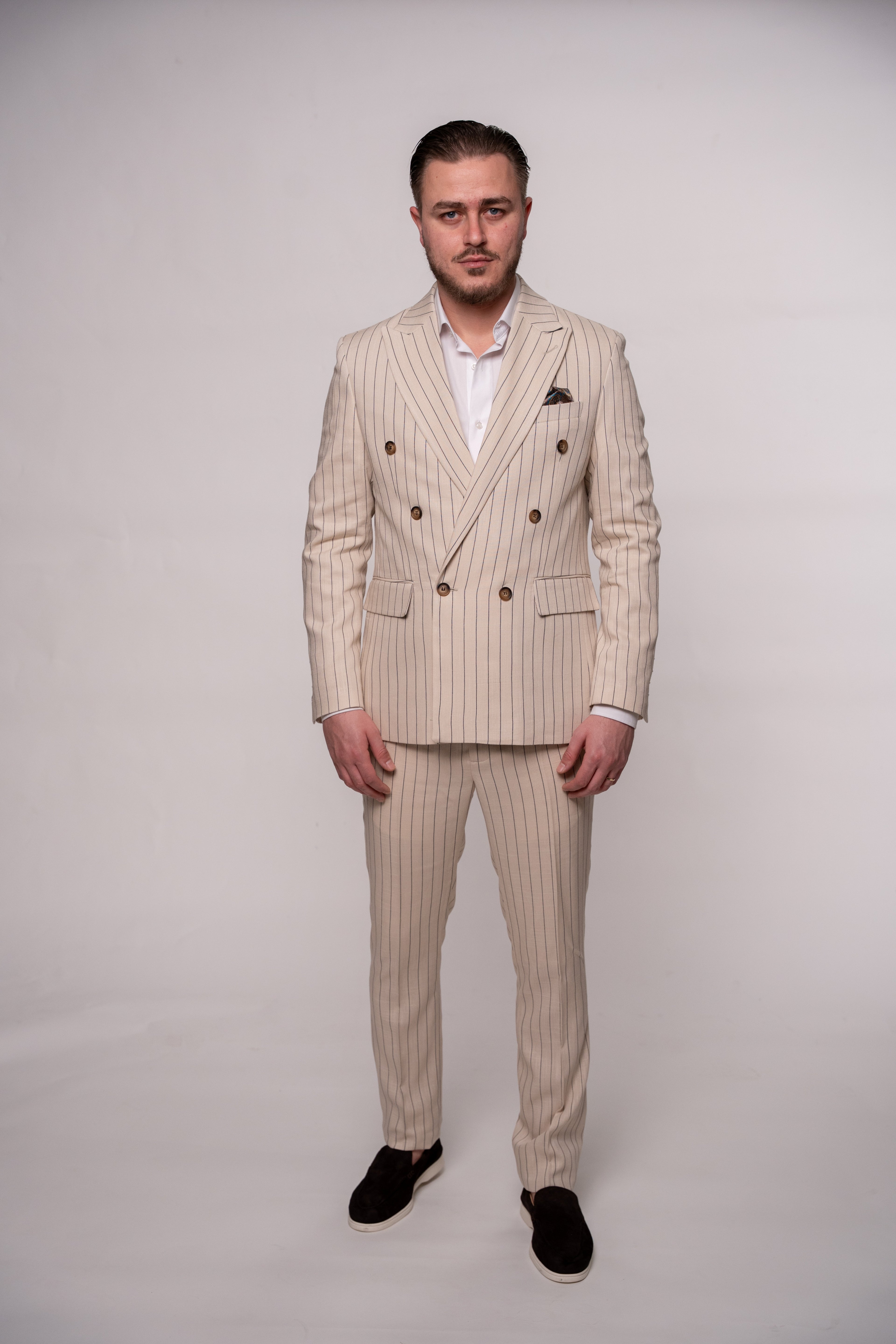 Costum barbati doua randuri de nasturi din in bej dungi