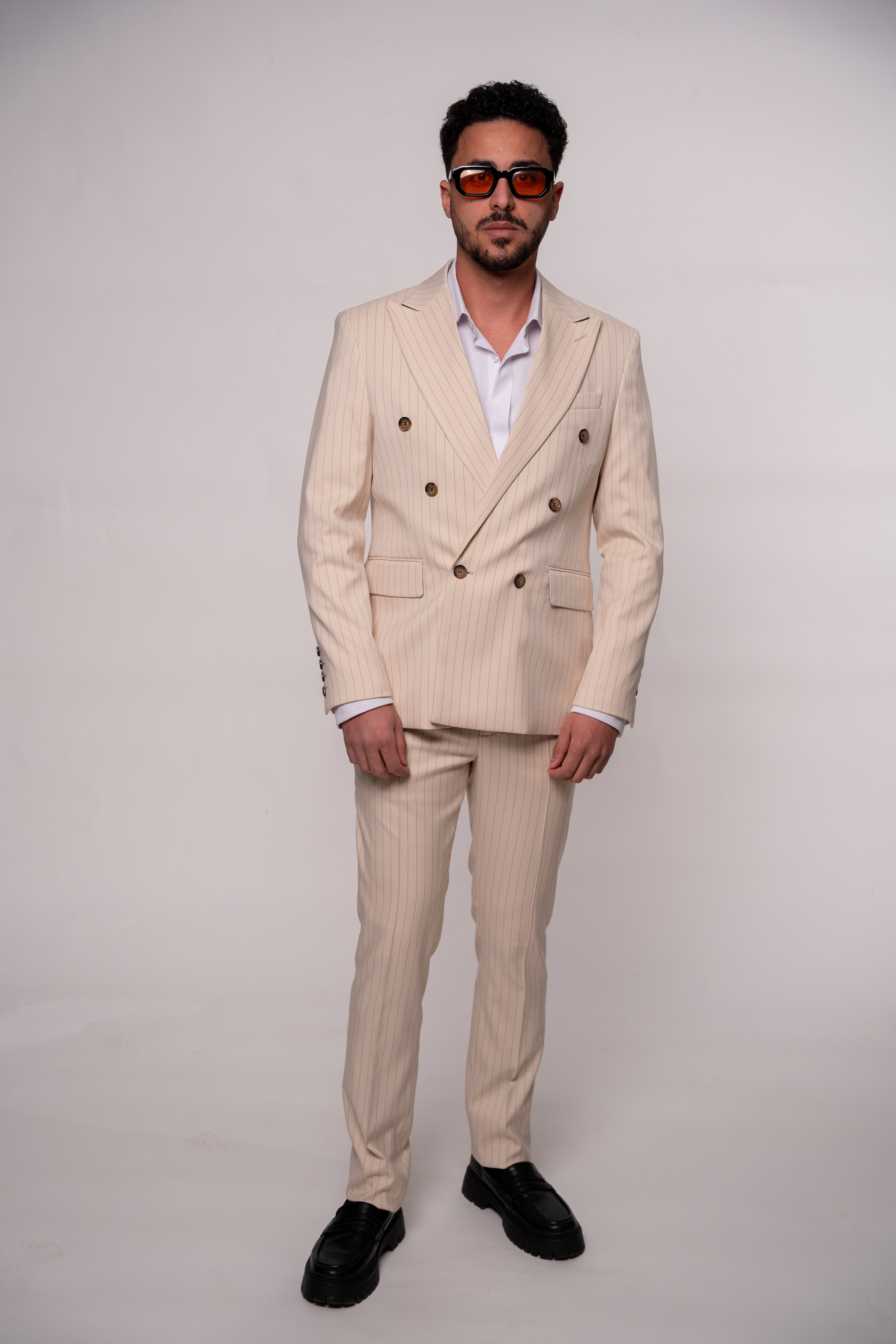 Costum barbati doua randuri de nasturi bej dungi