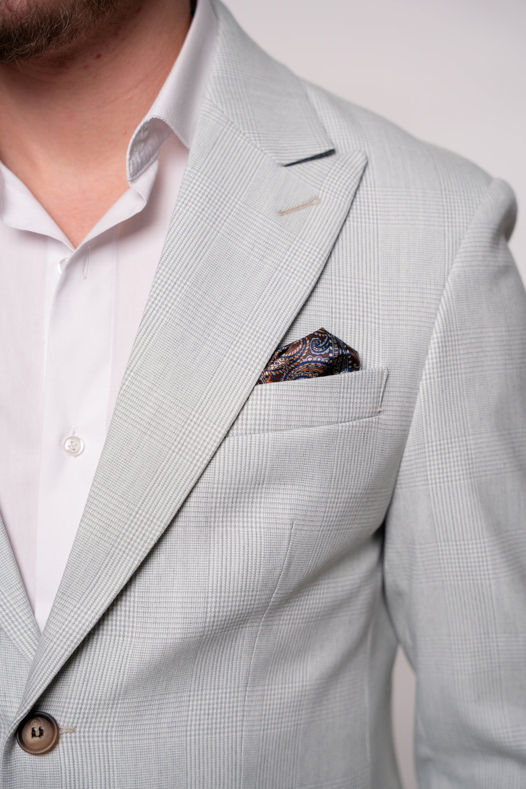 Light green plaid men's costume featuring a tailored fit and classic pattern, ideal for formal or business occasions.