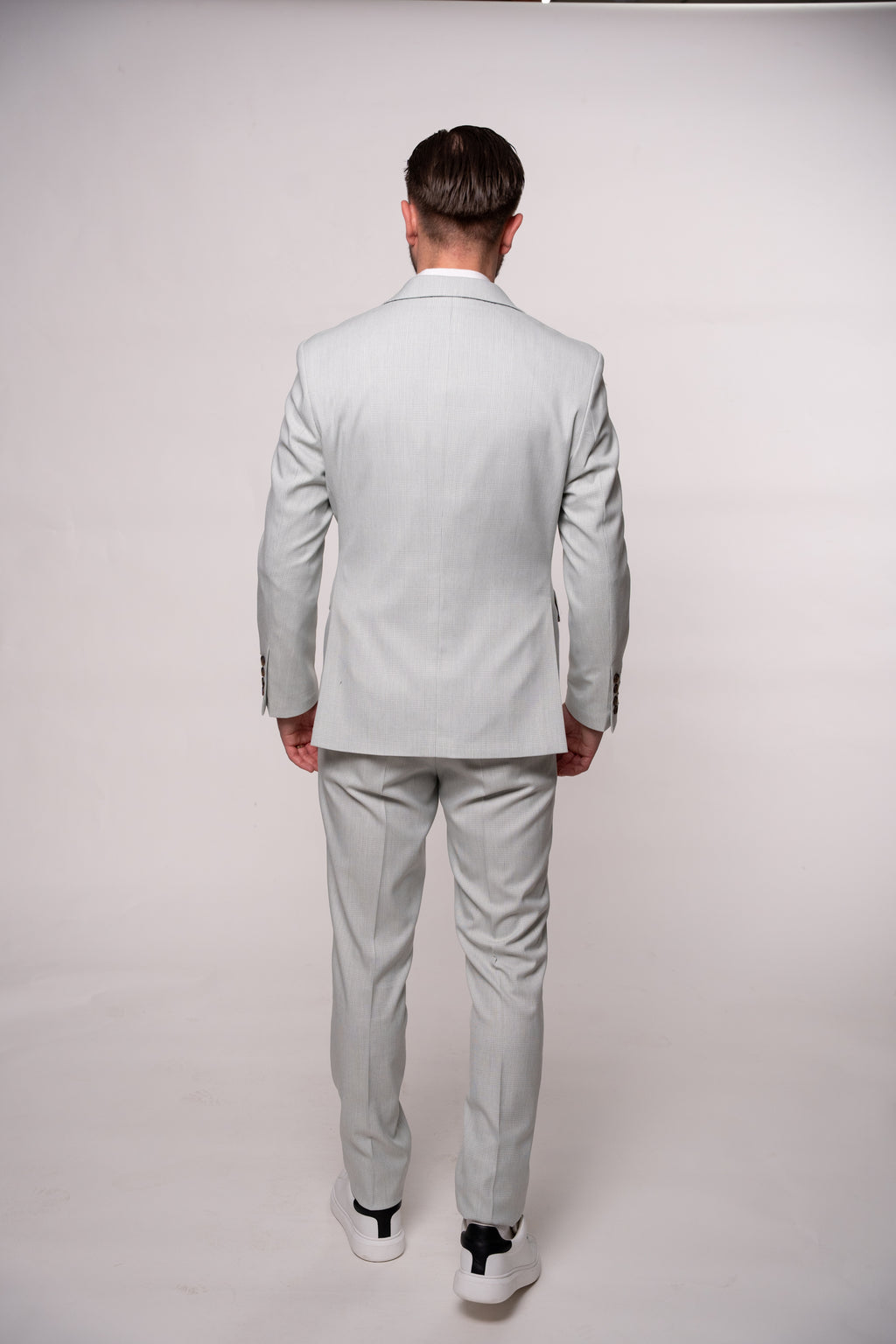 Light green checkered men's costume jacket with tailored fit, ideal for formal or business occasions.