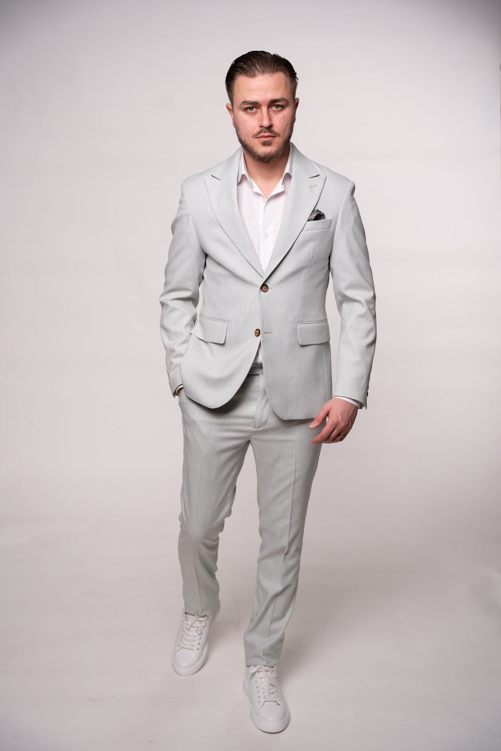 Light green checkered men's costume jacket with a tailored fit, perfect for stylish formal occasions.