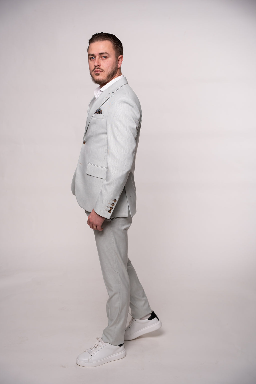Light green plaid men's costume blazer with checkered pattern, formal style, tailored fit, suitable for elegant occasions.