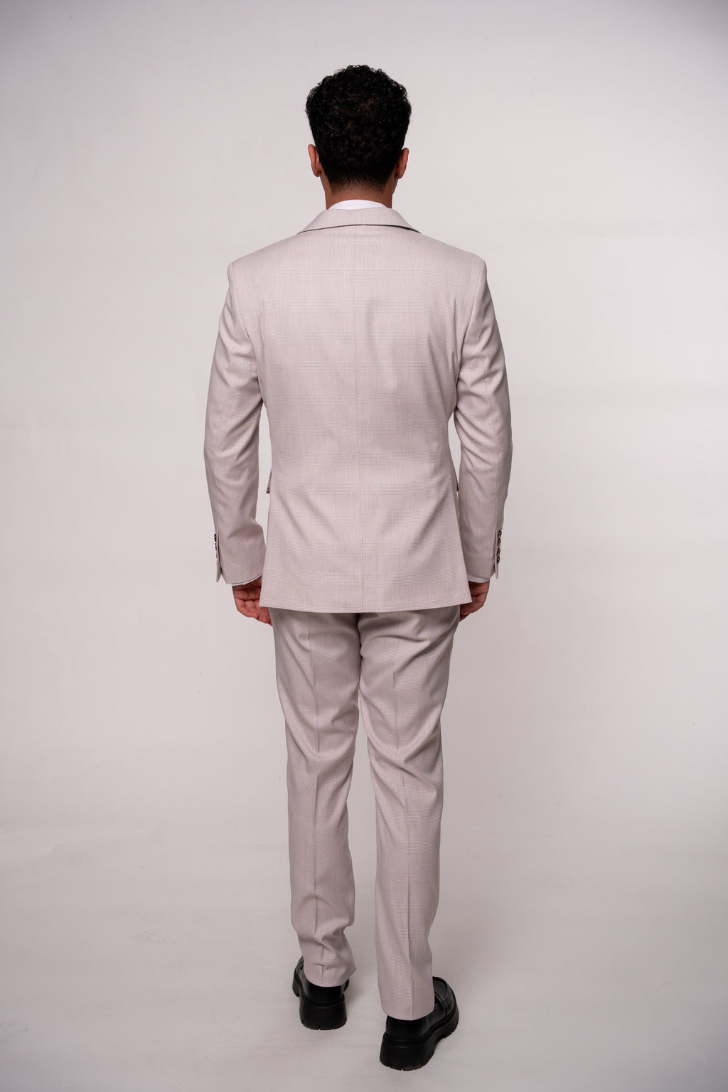 Light pink checkered men's costume blazer with subtle pattern, stylish and tailored for a modern look.