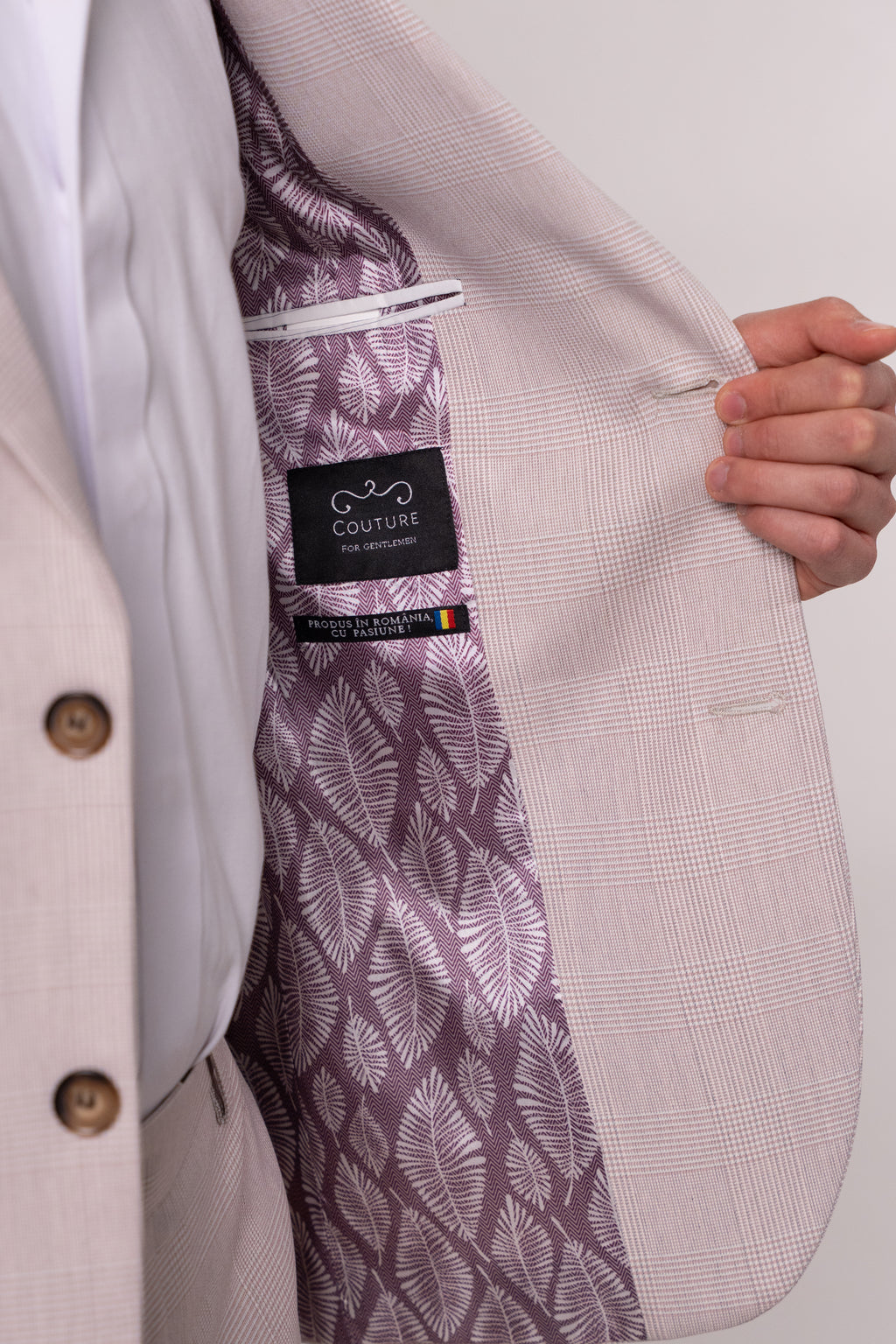 Light pink men's plaid costume blazer with subtle checkered pattern, stylish and tailored for a modern look.