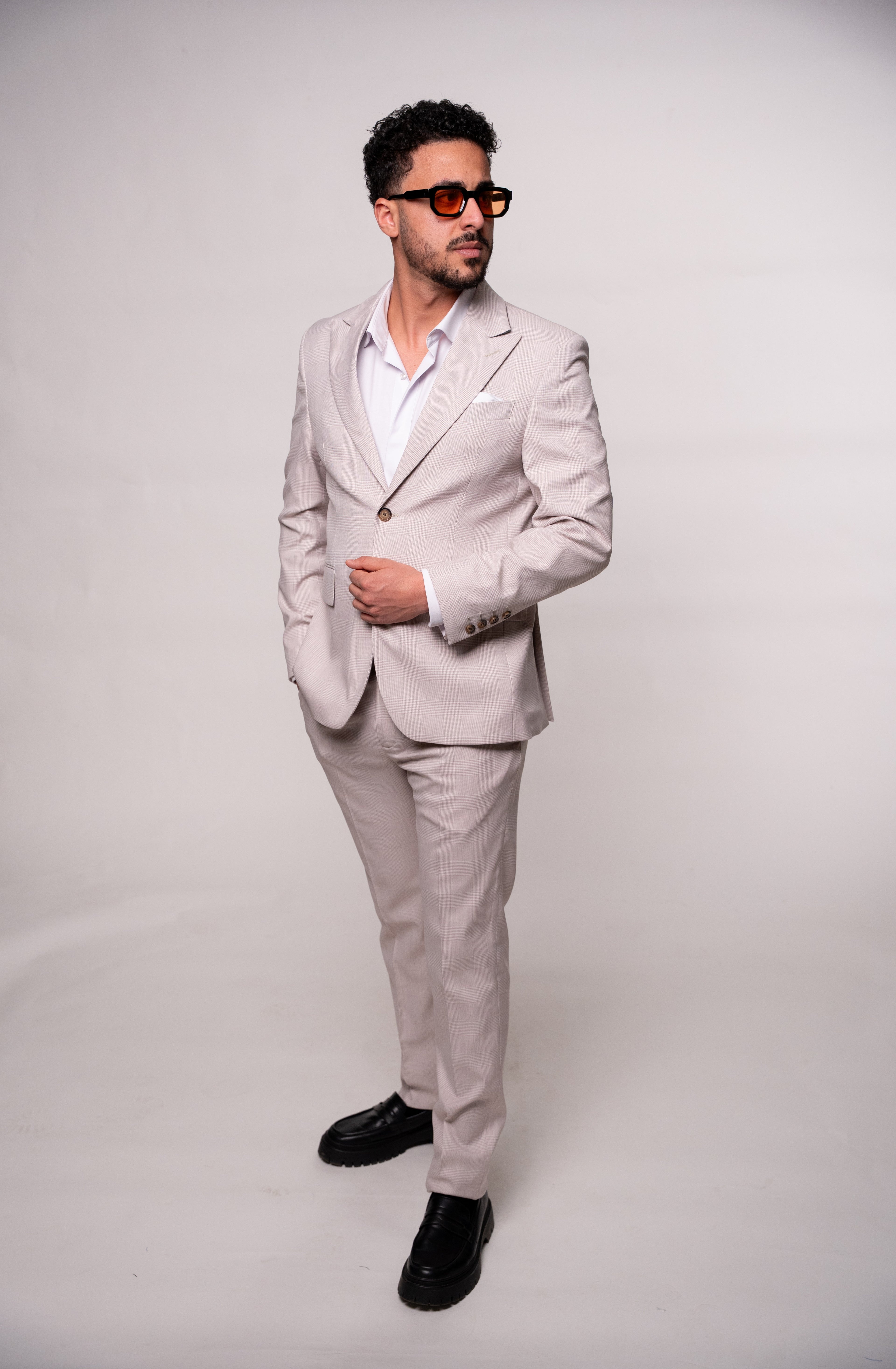 Costum barbati roz deschis in carouri