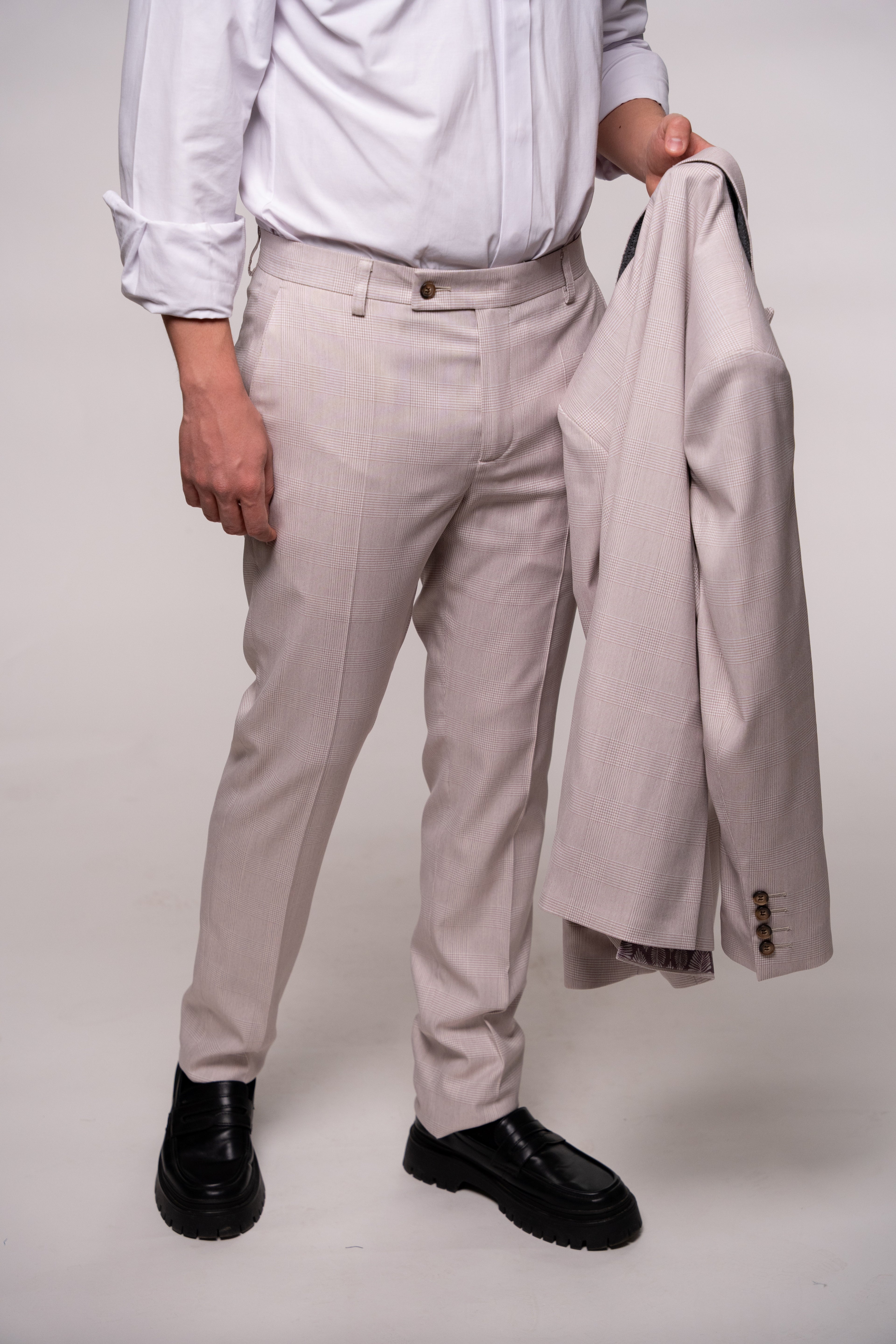 Light pink checkered men's costume by Couture for Gentlemen, featuring a stylish pattern and tailored fit.