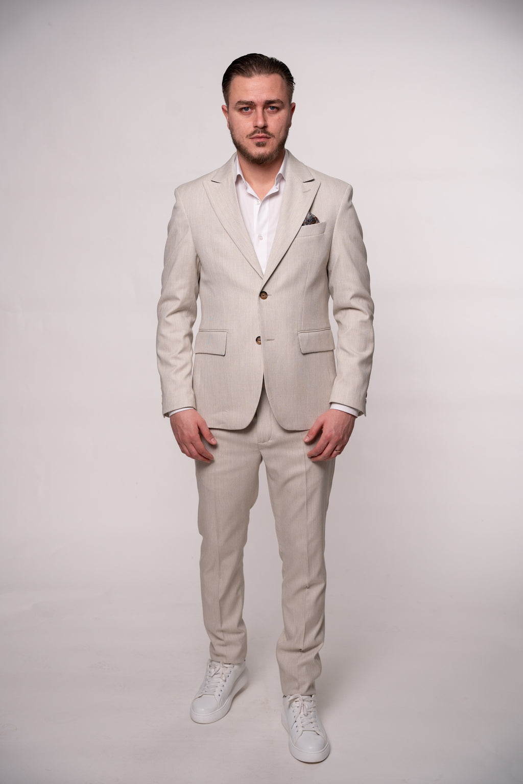 Light beige men's checked suit jacket with subtle plaid pattern, stylish and tailored for a sophisticated look.