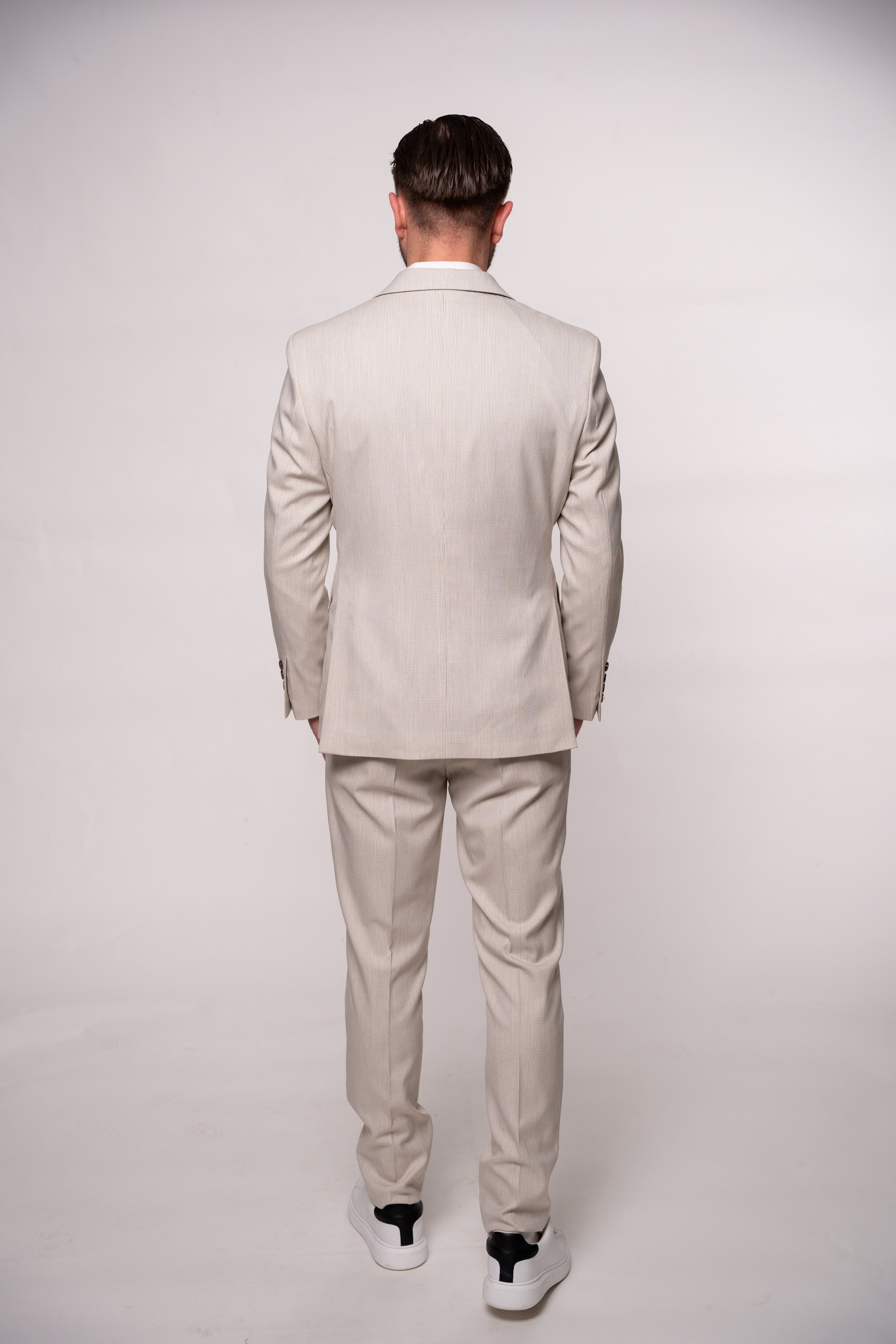 Light beige men's checked costume suit with a subtle plaid pattern, stylish and tailored for a sophisticated look.