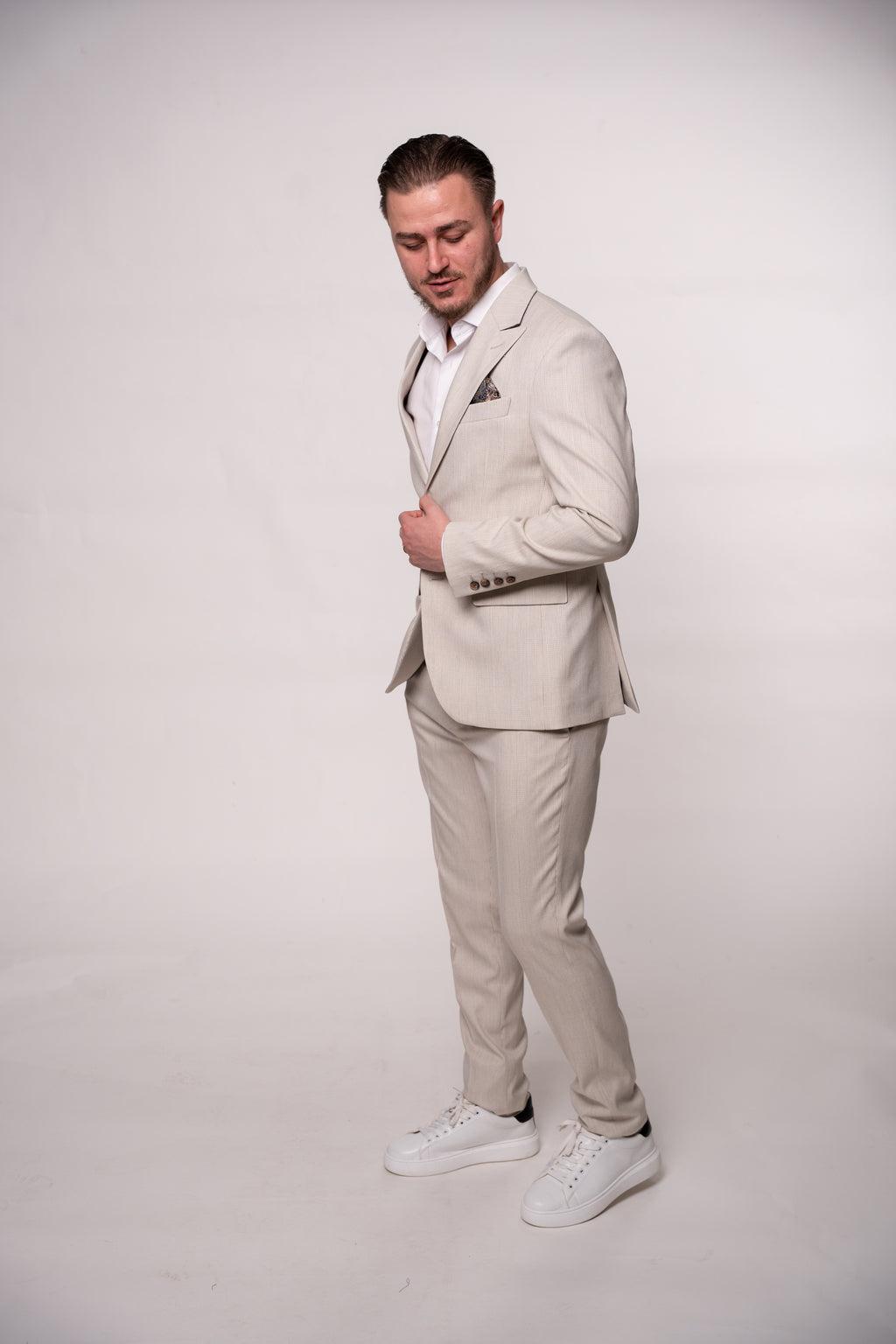 Light beige men's checked costume jacket with a classic pattern, stylish and tailored for a sophisticated look.