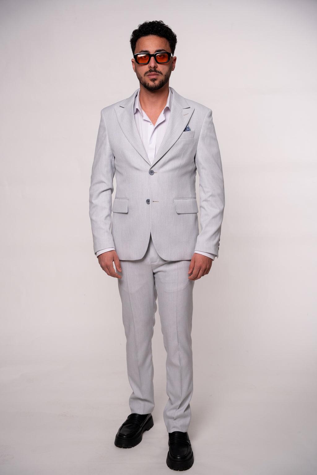 Costum barbati gri deschis in carouri