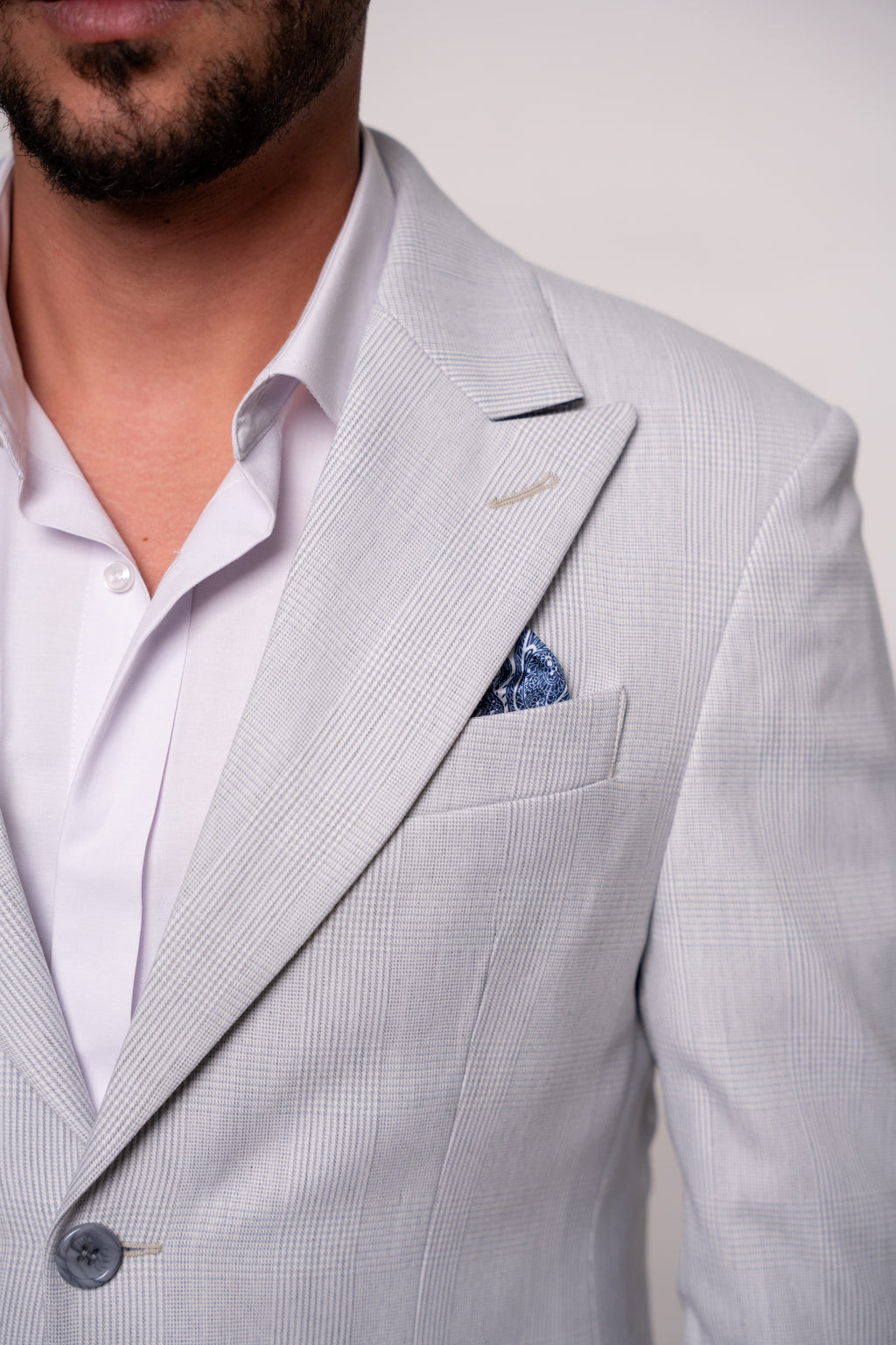 Costum barbati gri deschis in carouri