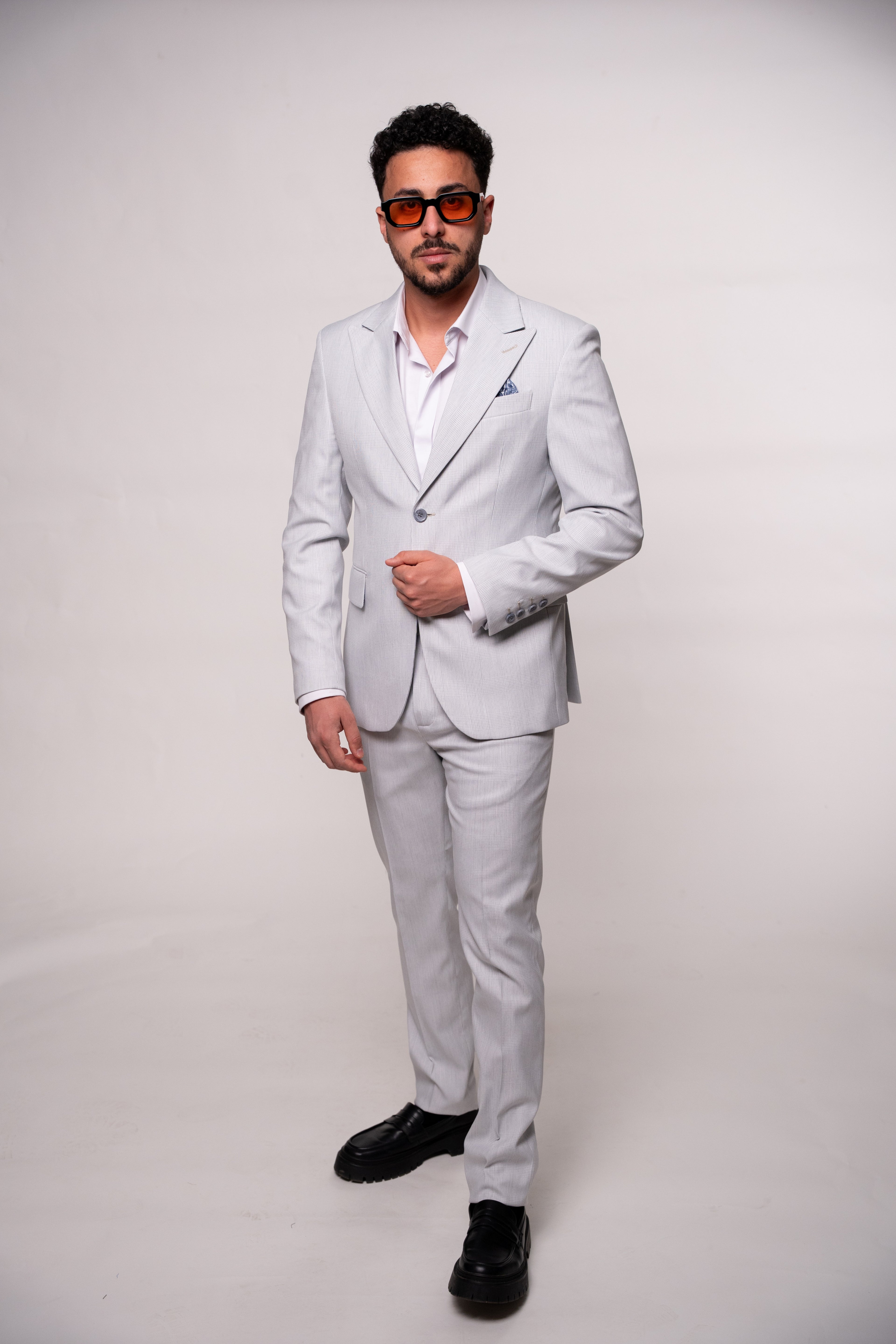 Costum barbati gri deschis in carouri